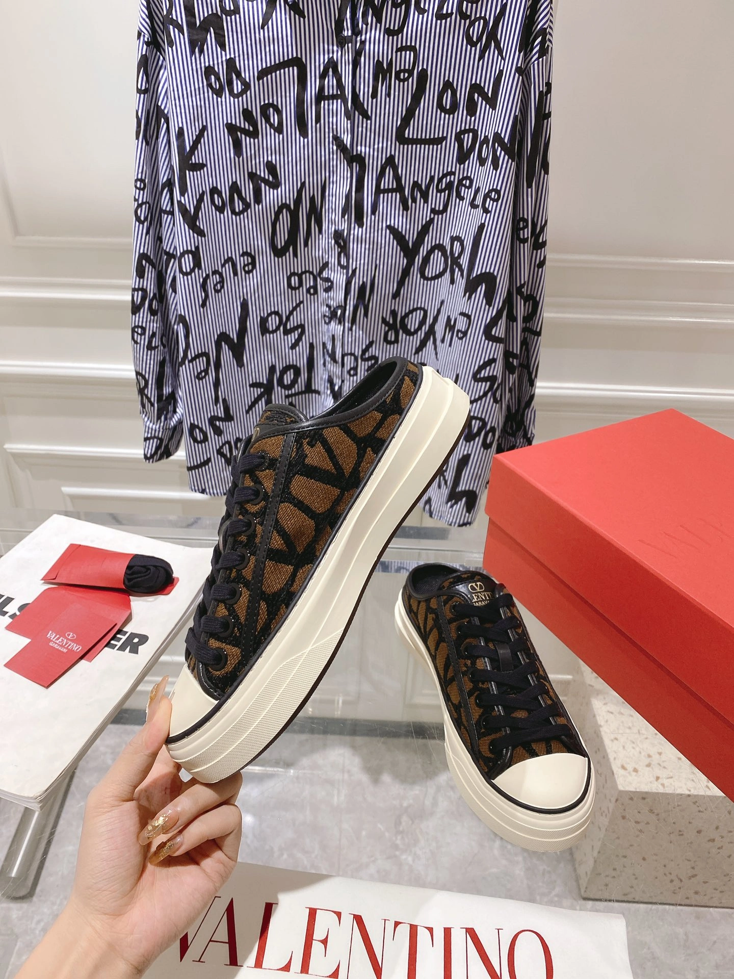 UrbanStyle Men And Women 𝑉*𝐴𝐿𝐸𝑁𝑇𝐼𝑁𝑂 Top slippers CP 20230607- 7569