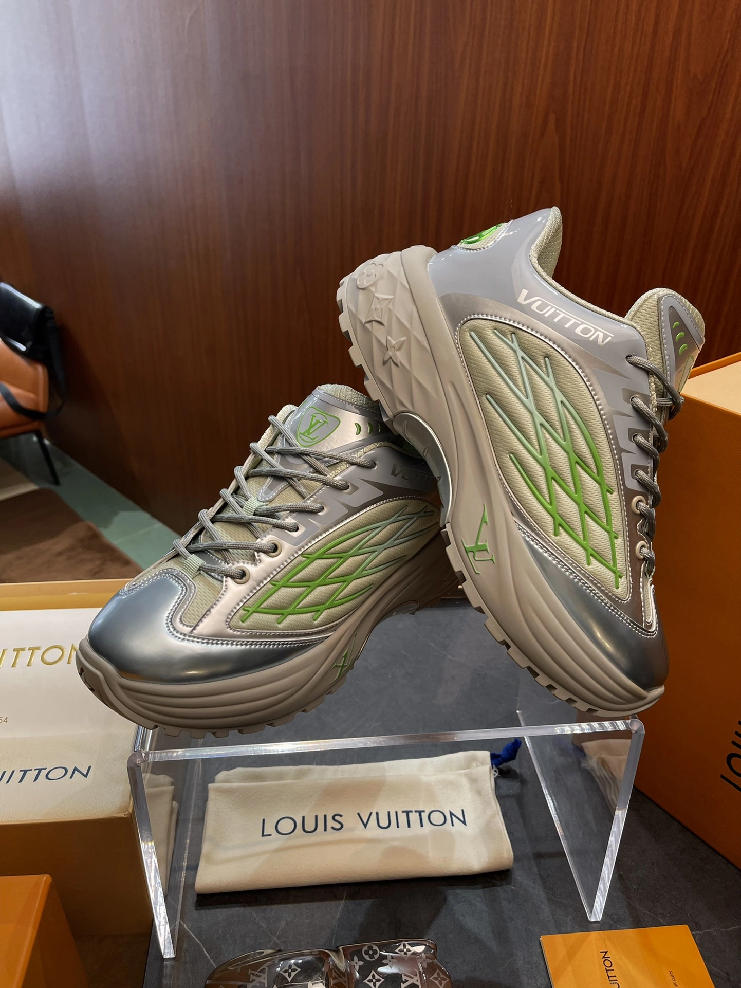 Classic Men L*ouis V*uitton Top Sneaker Discovery RR20231025- 3882