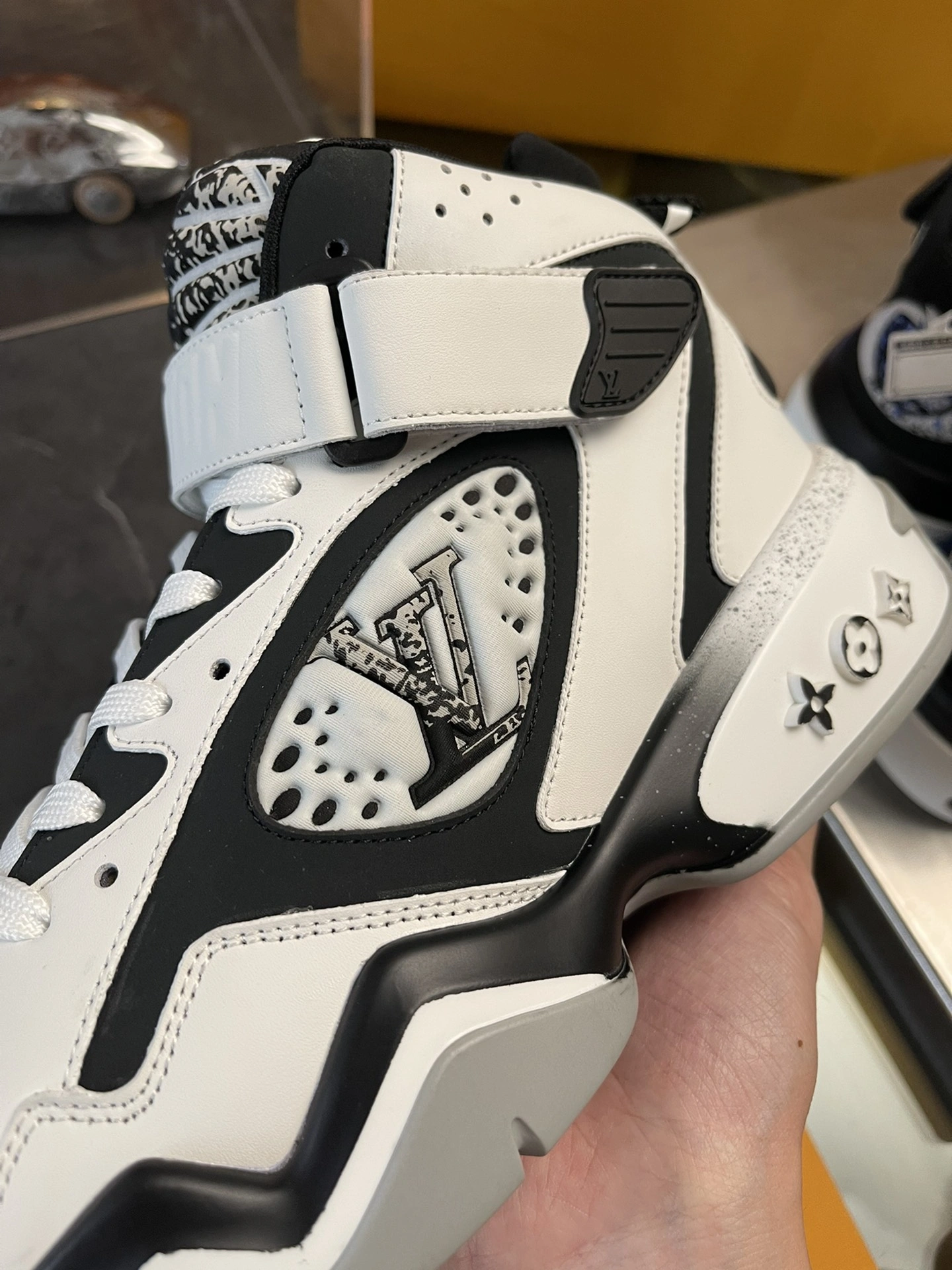 Lightweight Men L*ouis V*uitton Top Sneaker Trainer 2 RR230406- 4036