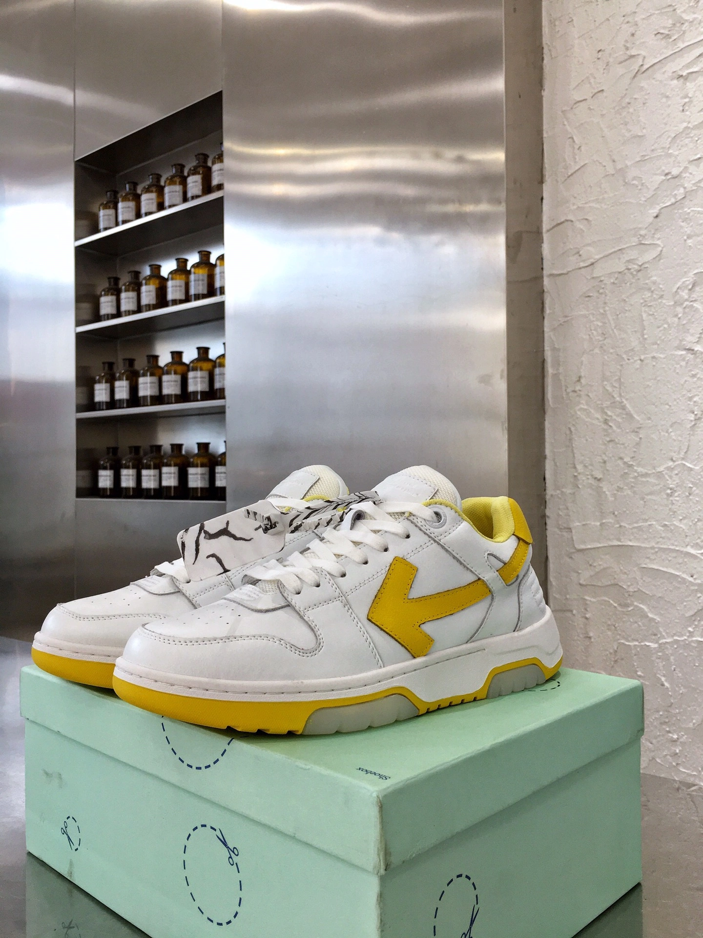WellDesigned Men Women Off White Sneaker 5535