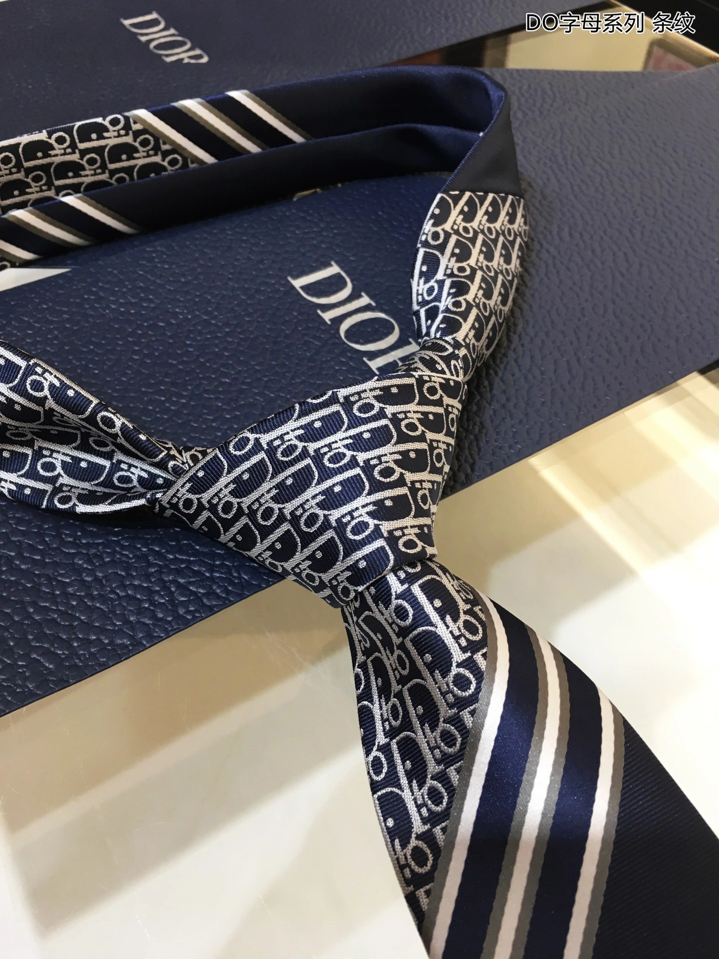 Necktie ZipUp 18529