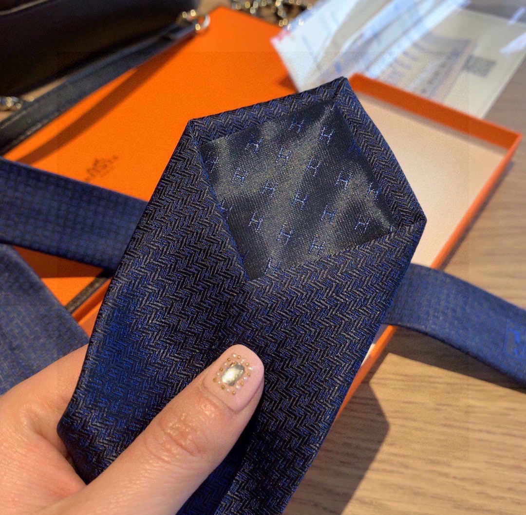 Elegant Necktie 18511