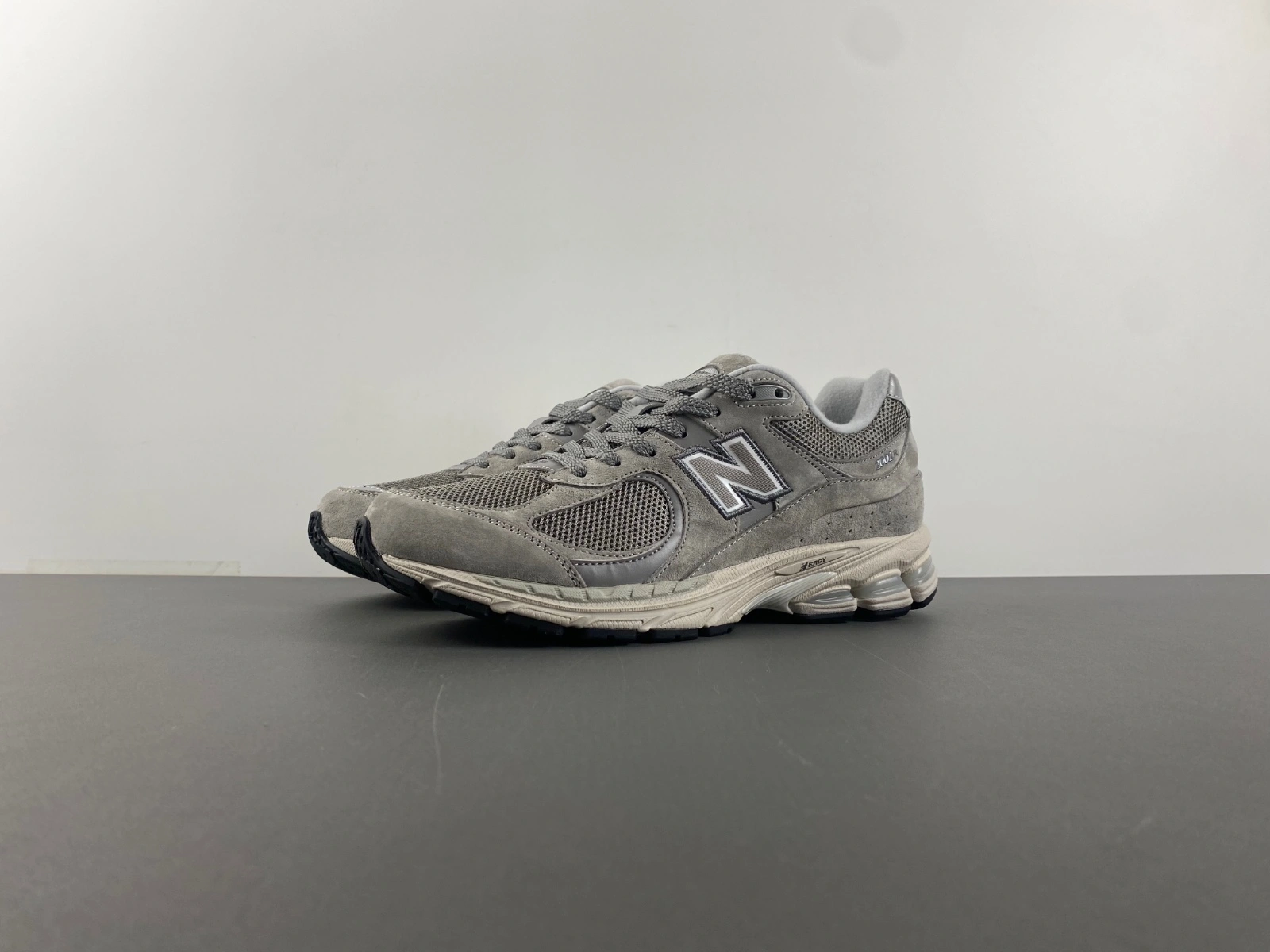 Resilient New Balance 2002R Marblehead Light Aluminum ML2002RC 2413