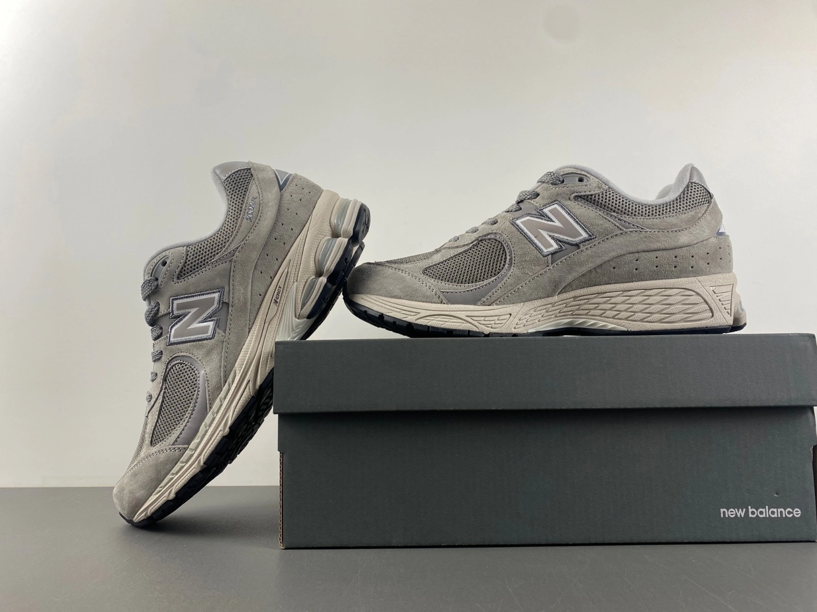 Resilient New Balance 2002R Marblehead Light Aluminum ML2002RC 2413