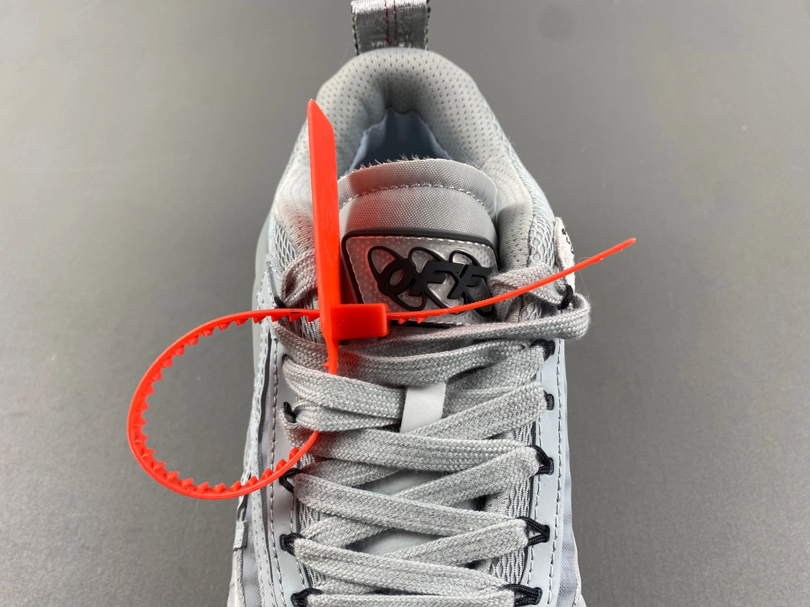 O*ff W*hite Low Tops Sneakers MK 20240417- Cozy 5440