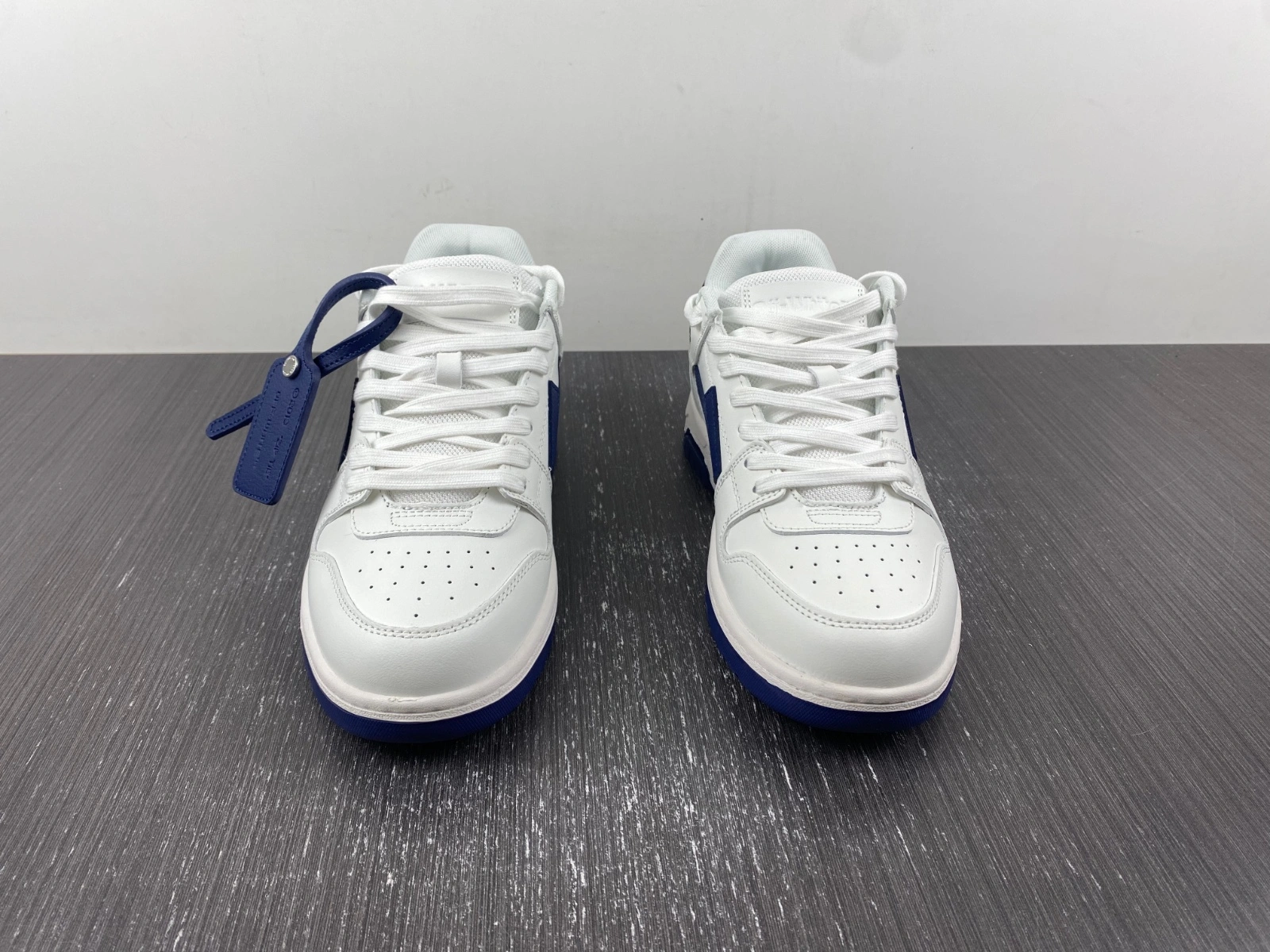 O*ff W*hite Out Of Office OOO Low Tops MK SunProtective 5519