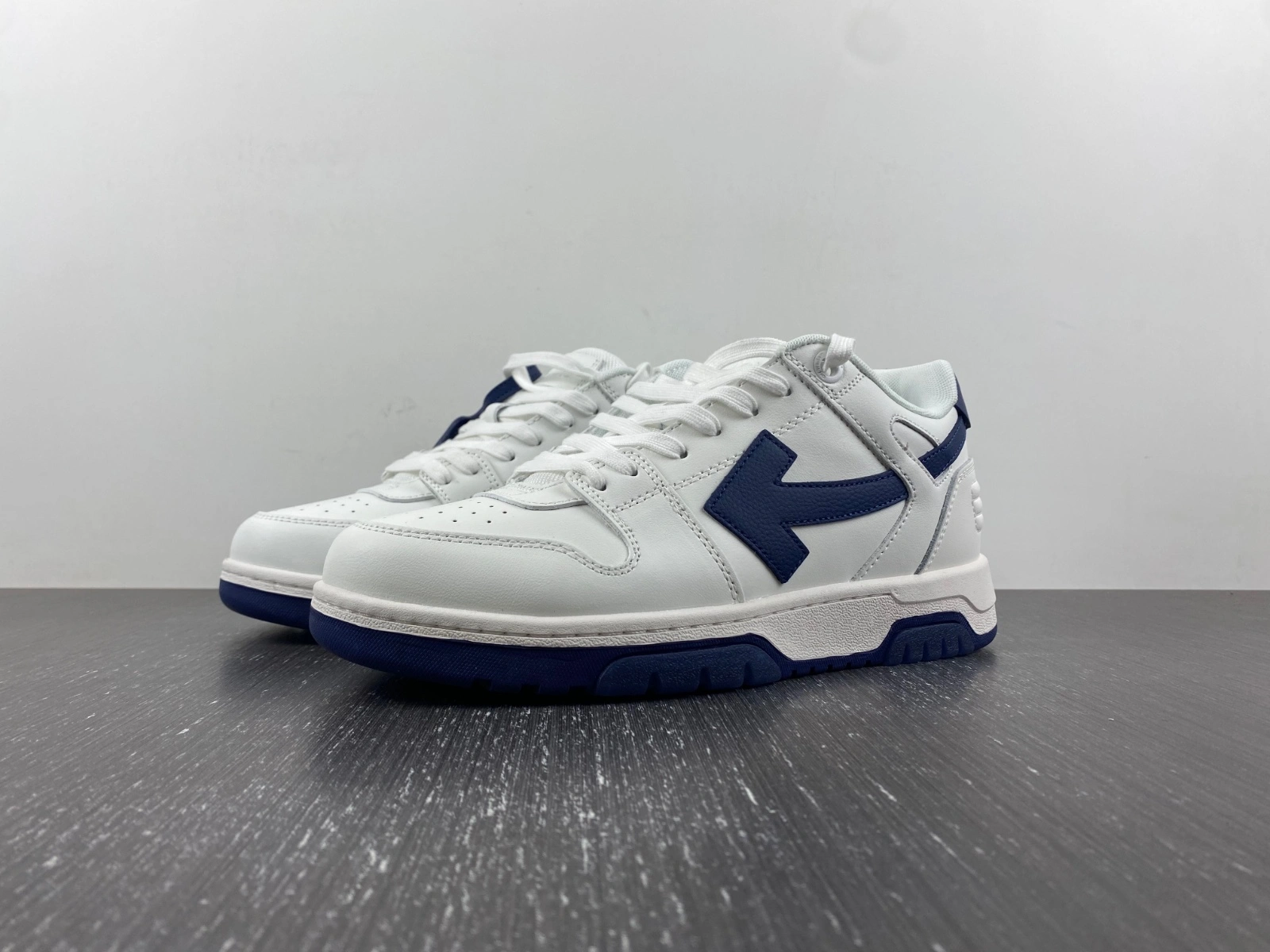 O*ff W*hite Out Of Office OOO Low Tops MK SunProtective 5519