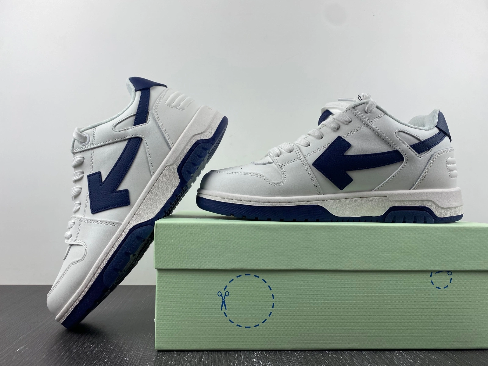 O*ff W*hite Out Of Office OOO Low Tops MK SunProtective 5519