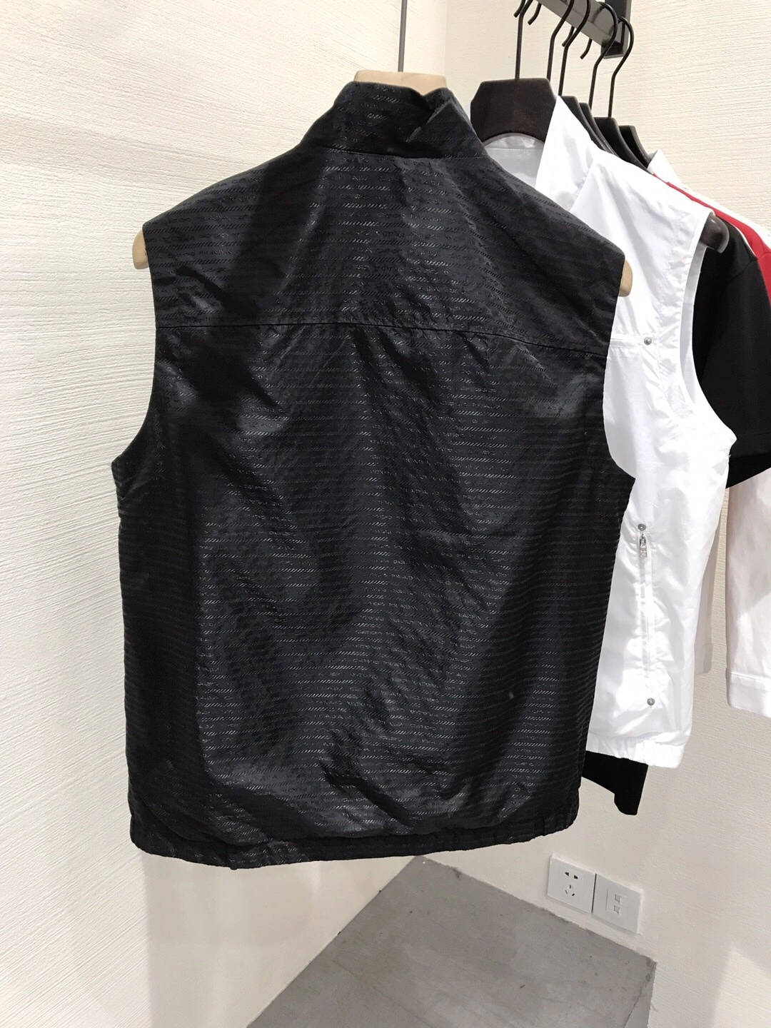 Sophisticated P*rada Vest Top Quality D17 20240330- 13712