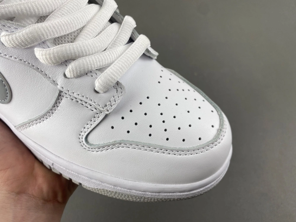 Comfortable SB Dunk Low Supreme 94 White Metallic Silver HQ8487- 3