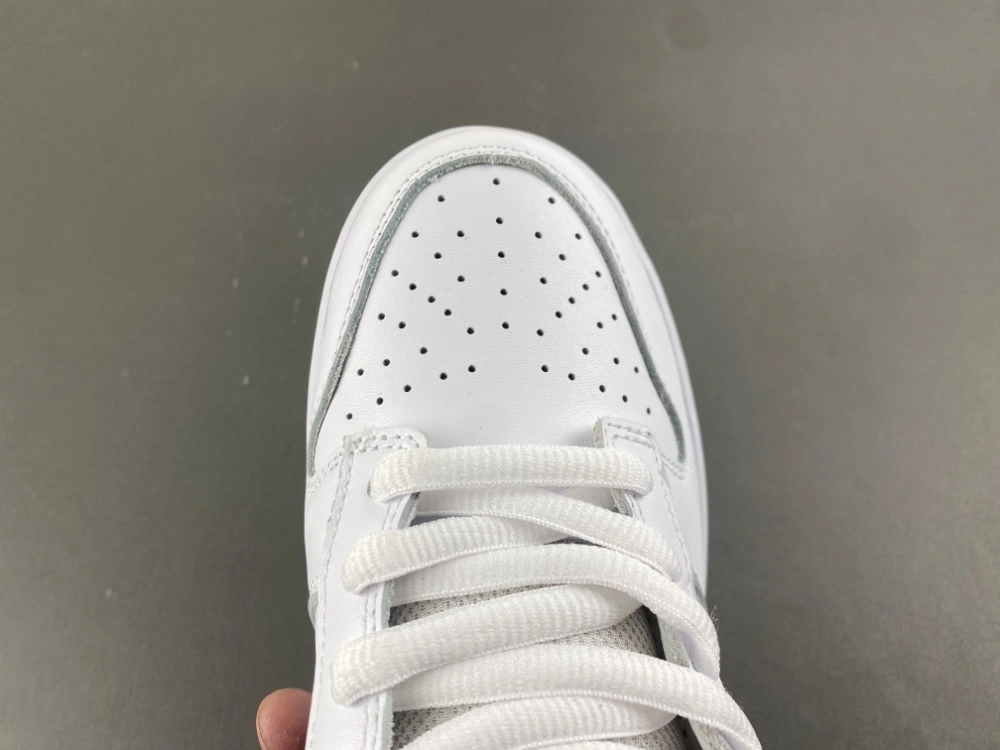 Comfortable SB Dunk Low Supreme 94 White Metallic Silver HQ8487- 3