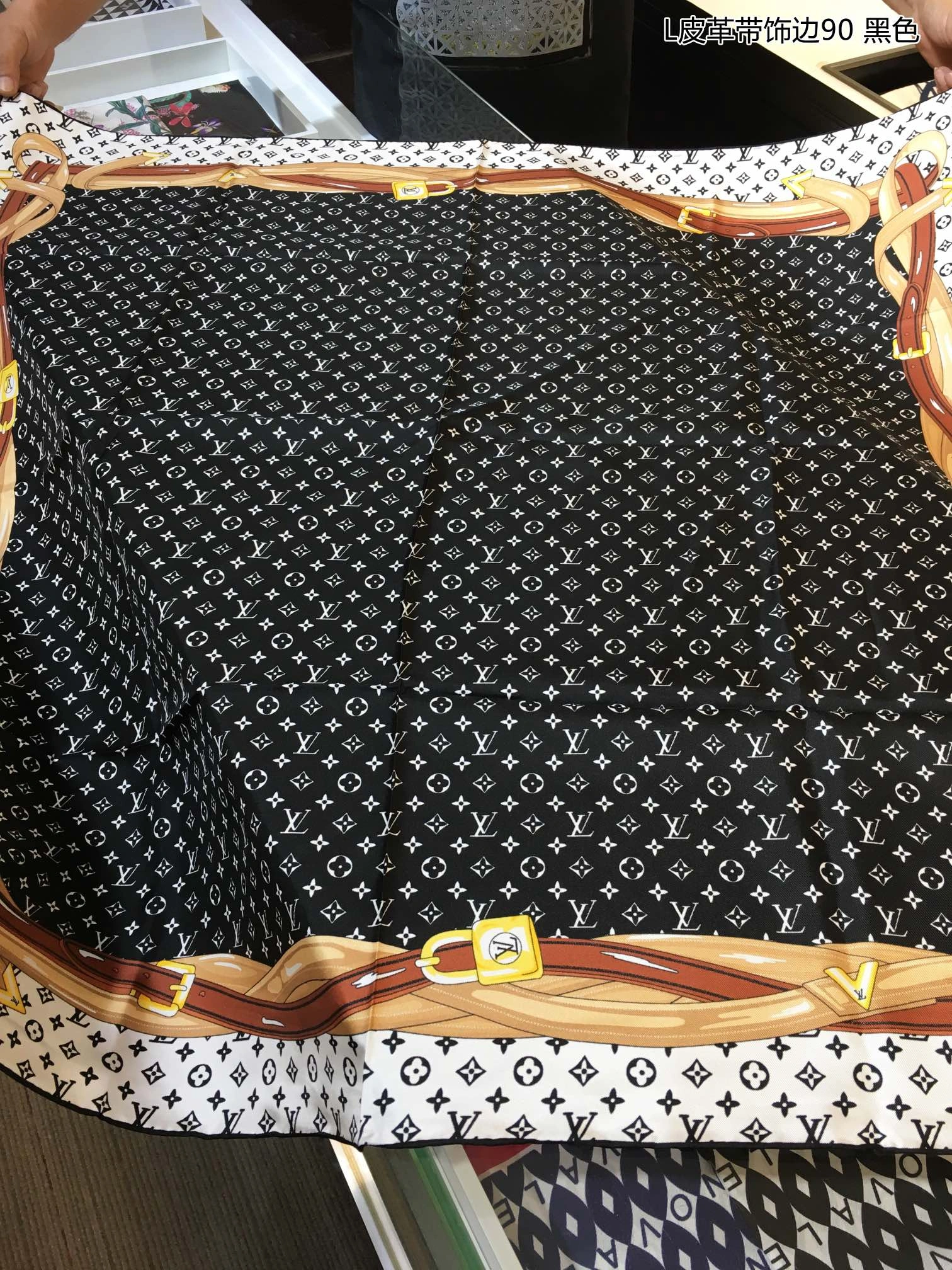 Efficient Scarf 90*90cm 17914