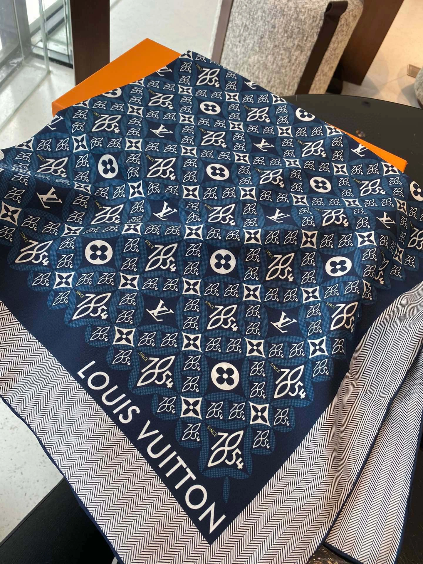 Modern Scarf 90X90cm 17957