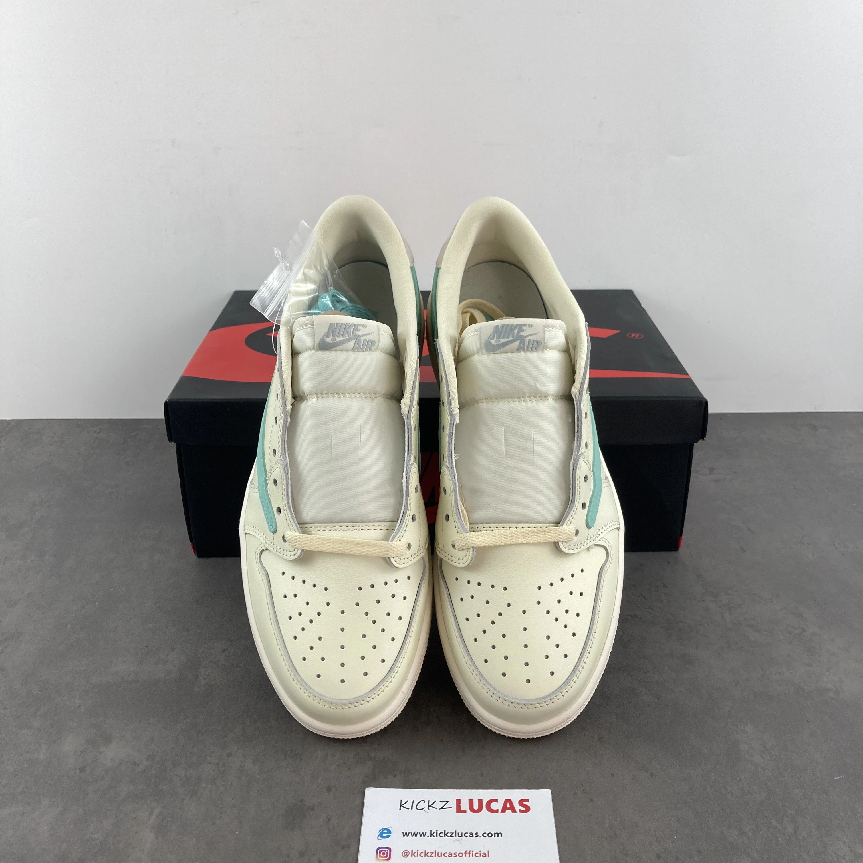 Travis Scott x Air Jordan 1 Tiffany Low Cream White Bold 1557