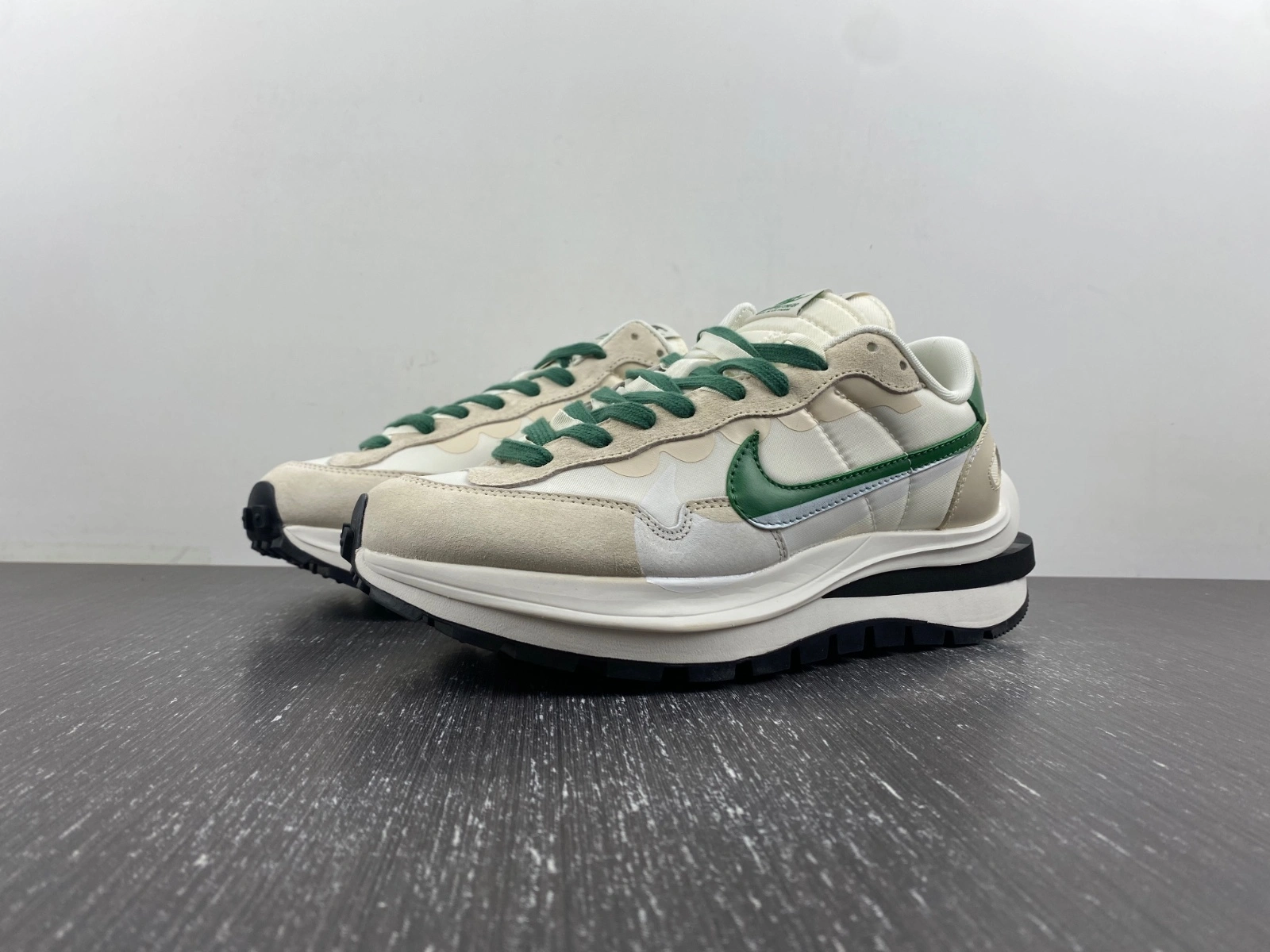 VaporWaffle Tour Green sacai DD1875- Neat 1179
