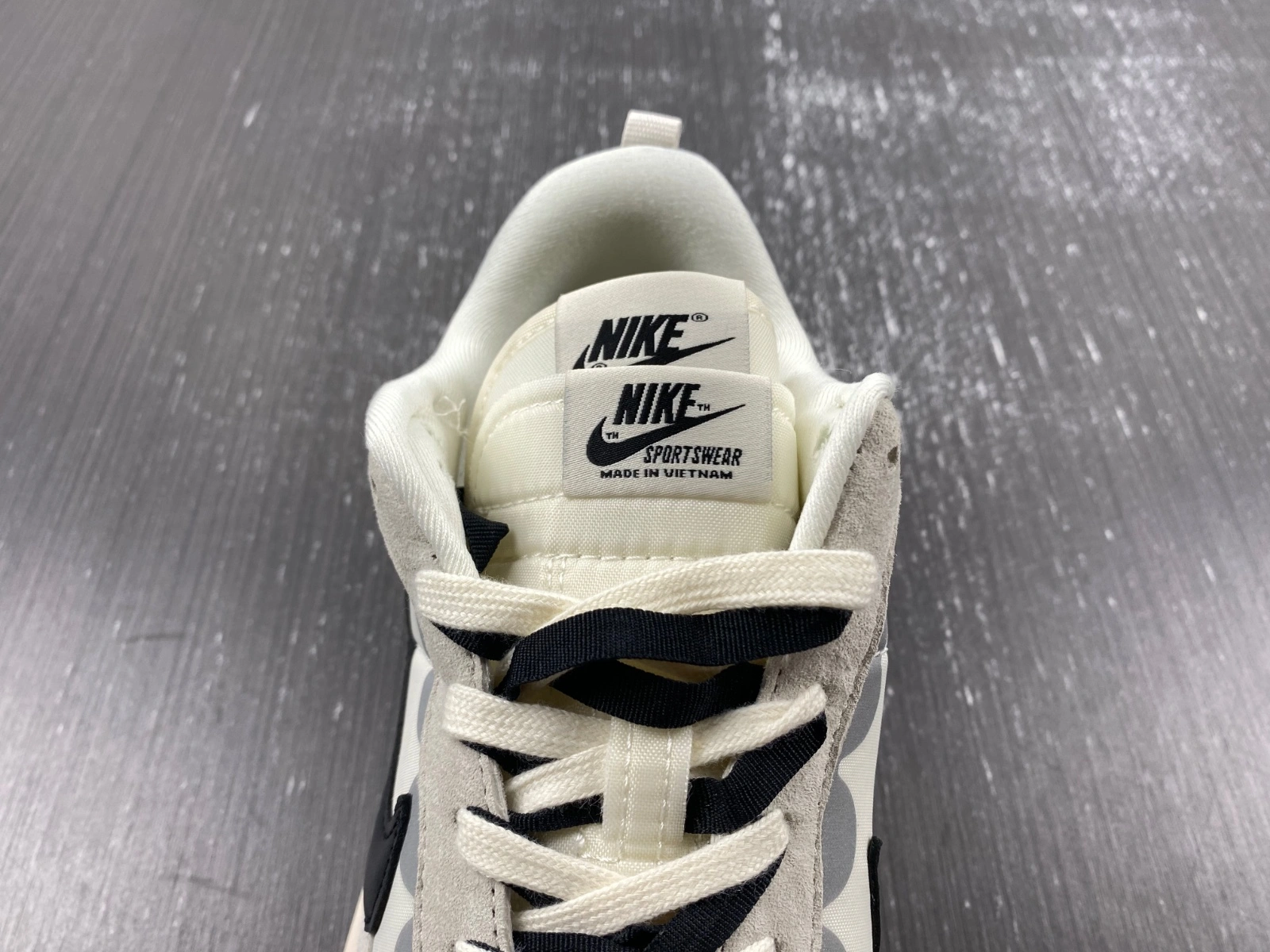 Durable VaporWaffle Tour Grey sacai DD1875- 1180