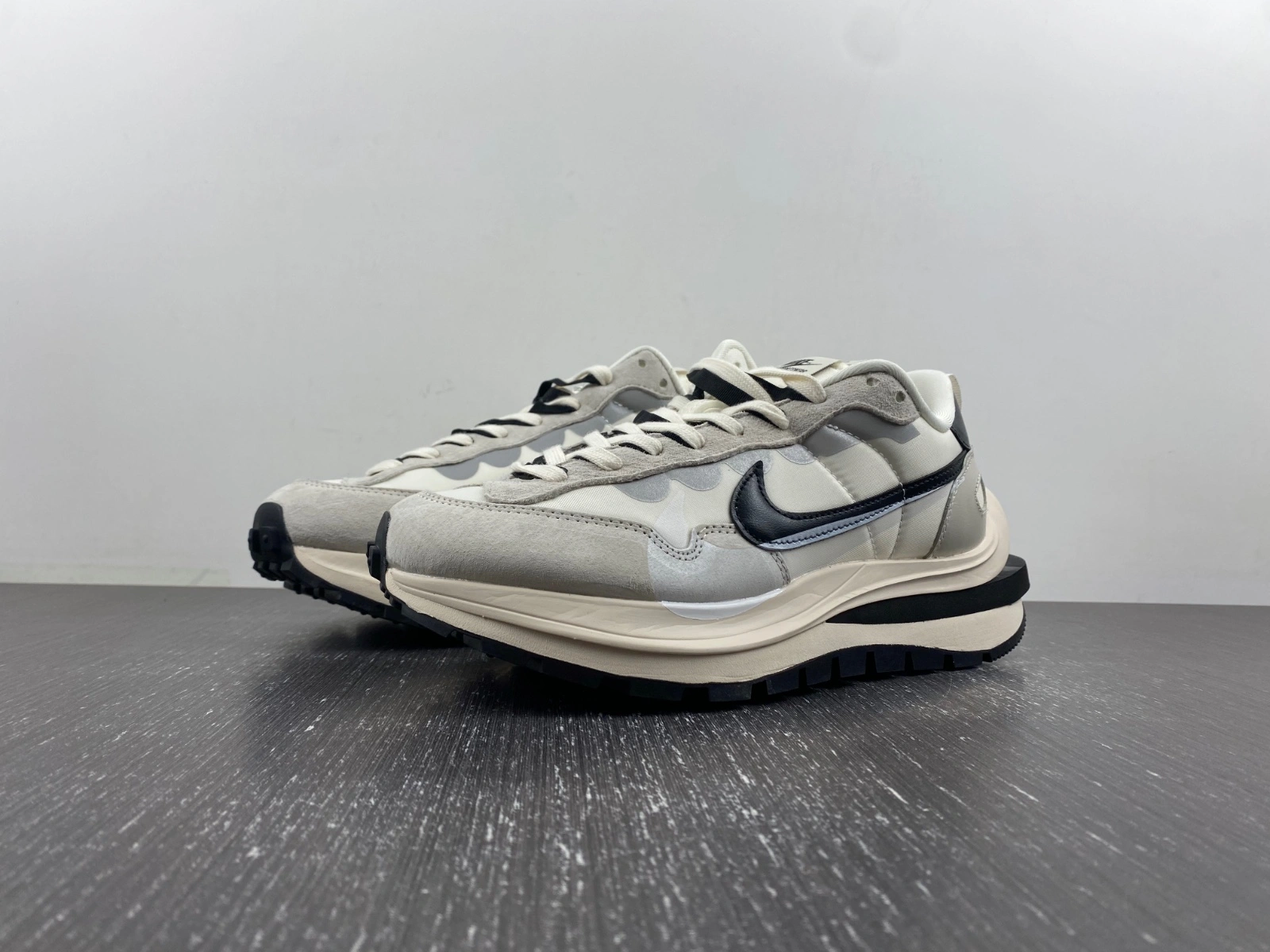 Durable VaporWaffle Tour Grey sacai DD1875- 1180