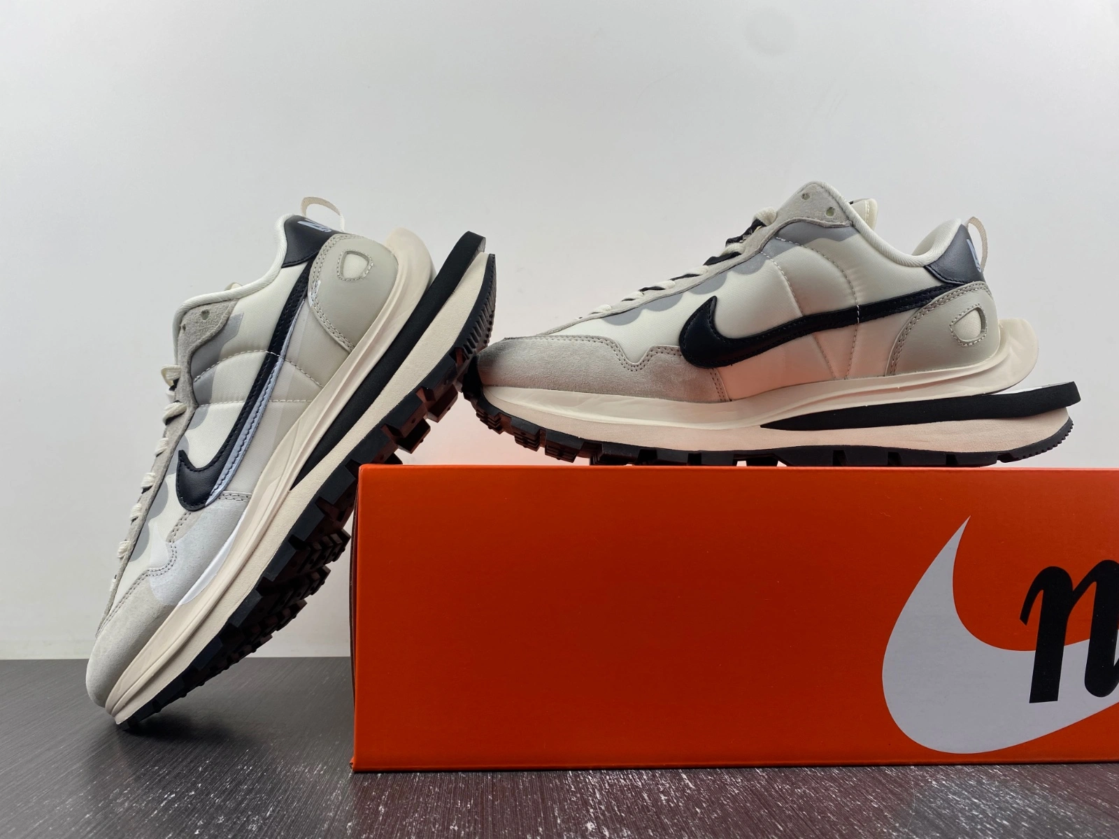 Durable VaporWaffle Tour Grey sacai DD1875- 1180