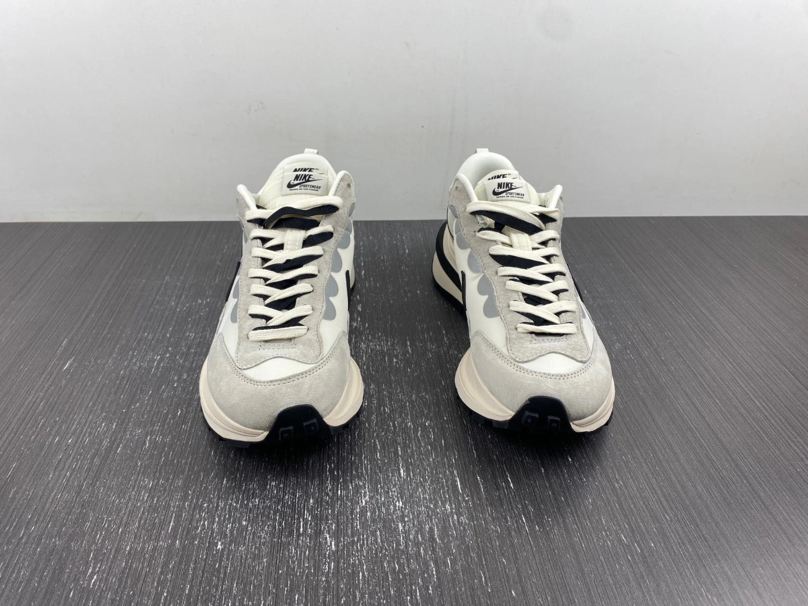 Durable VaporWaffle Tour Grey sacai DD1875- 1180