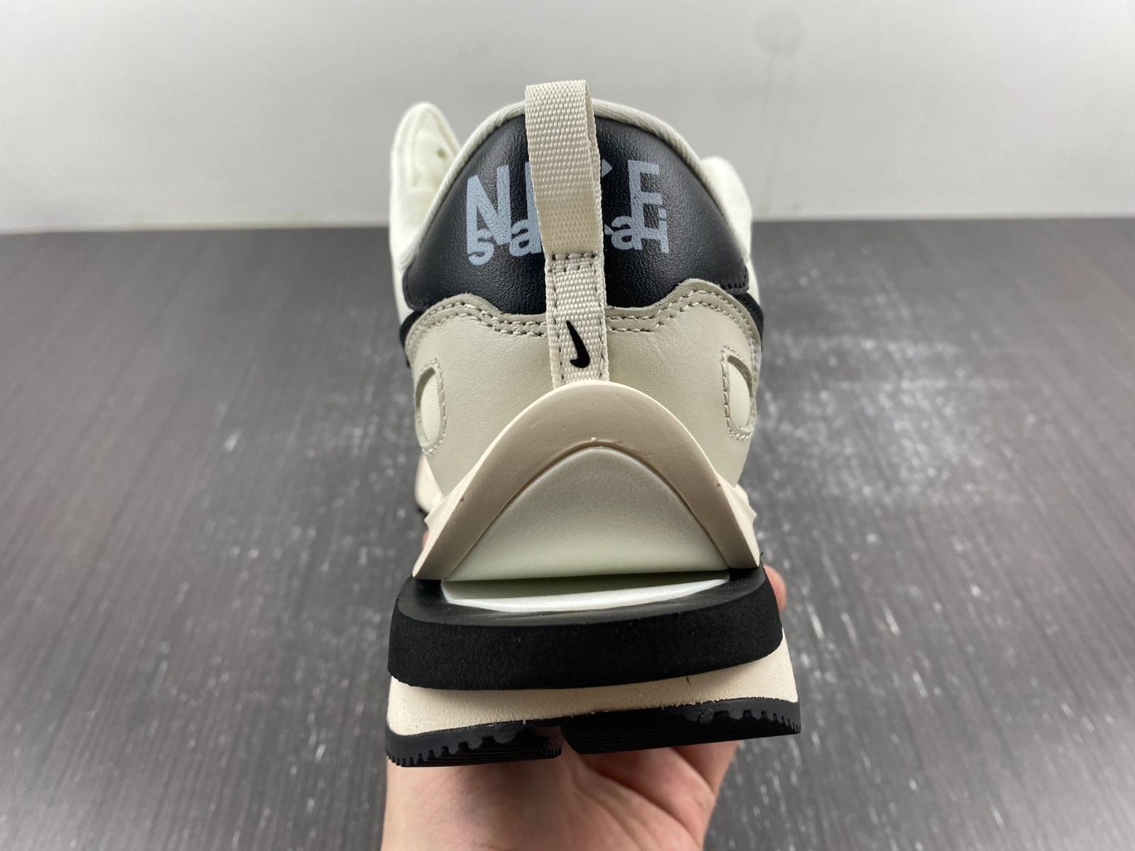 Durable VaporWaffle Tour Grey sacai DD1875- 1180