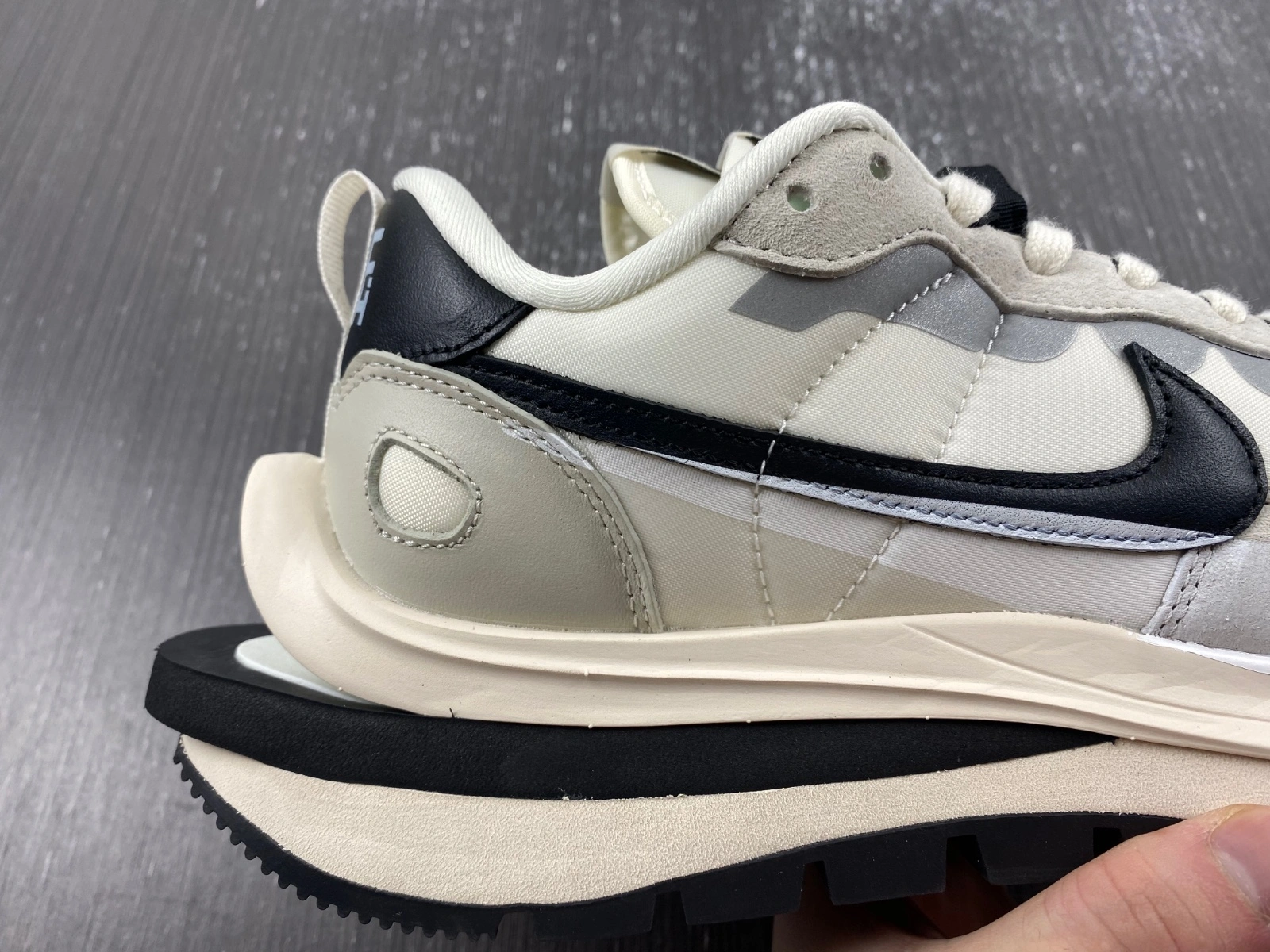 Durable VaporWaffle Tour Grey sacai DD1875- 1180