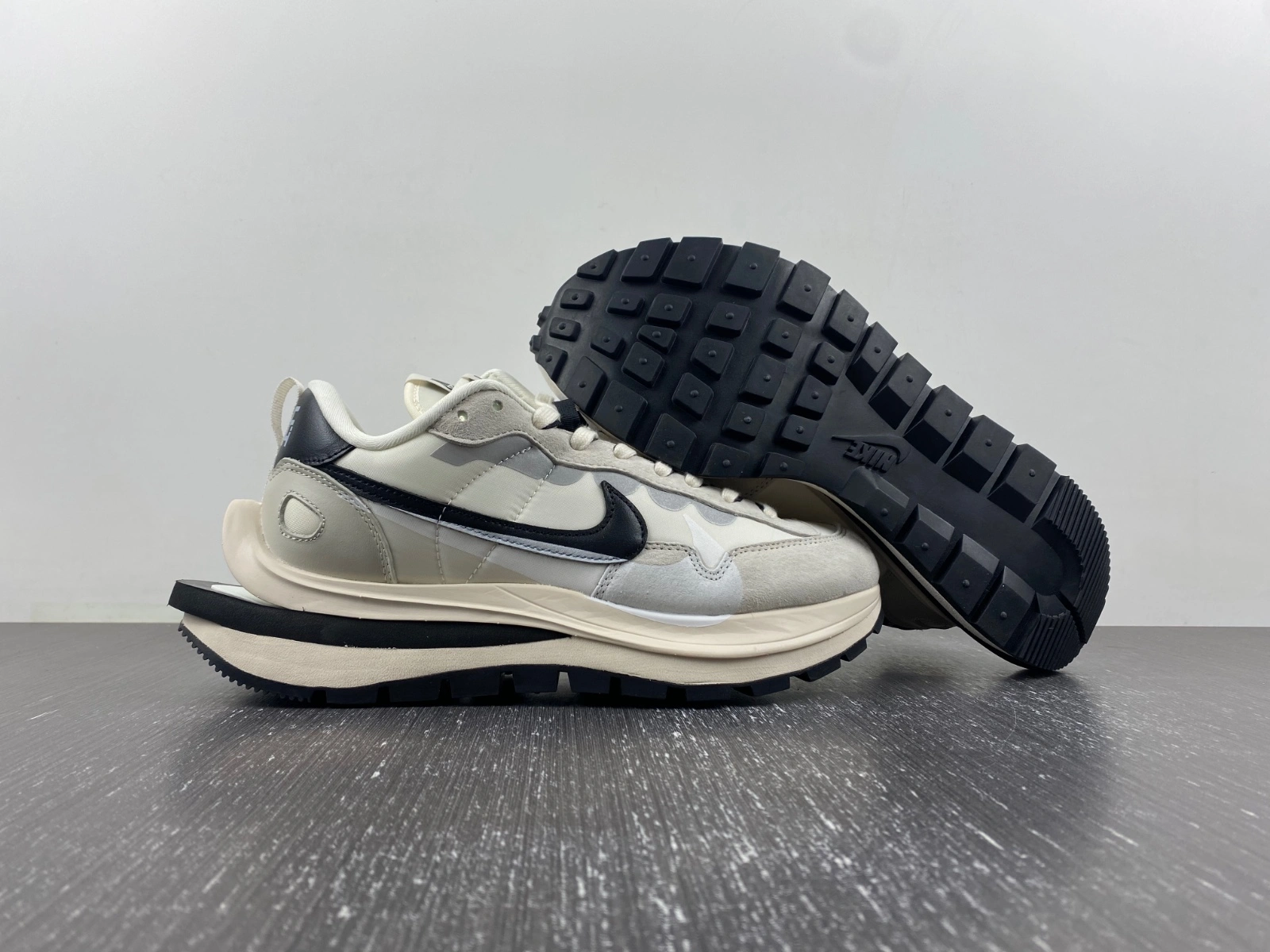 Durable VaporWaffle Tour Grey sacai DD1875- 1180