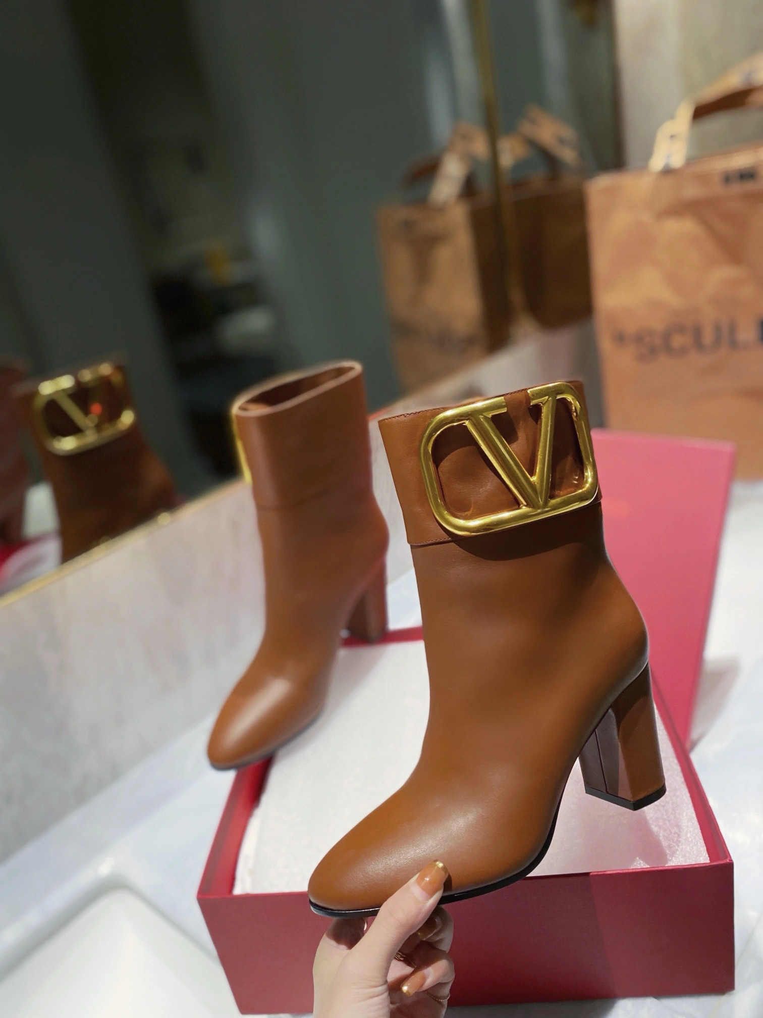 Resilient Women 𝑉*𝐴𝐿𝐸𝑁𝑇𝐼𝑁𝑂 Top Sneakers 7587