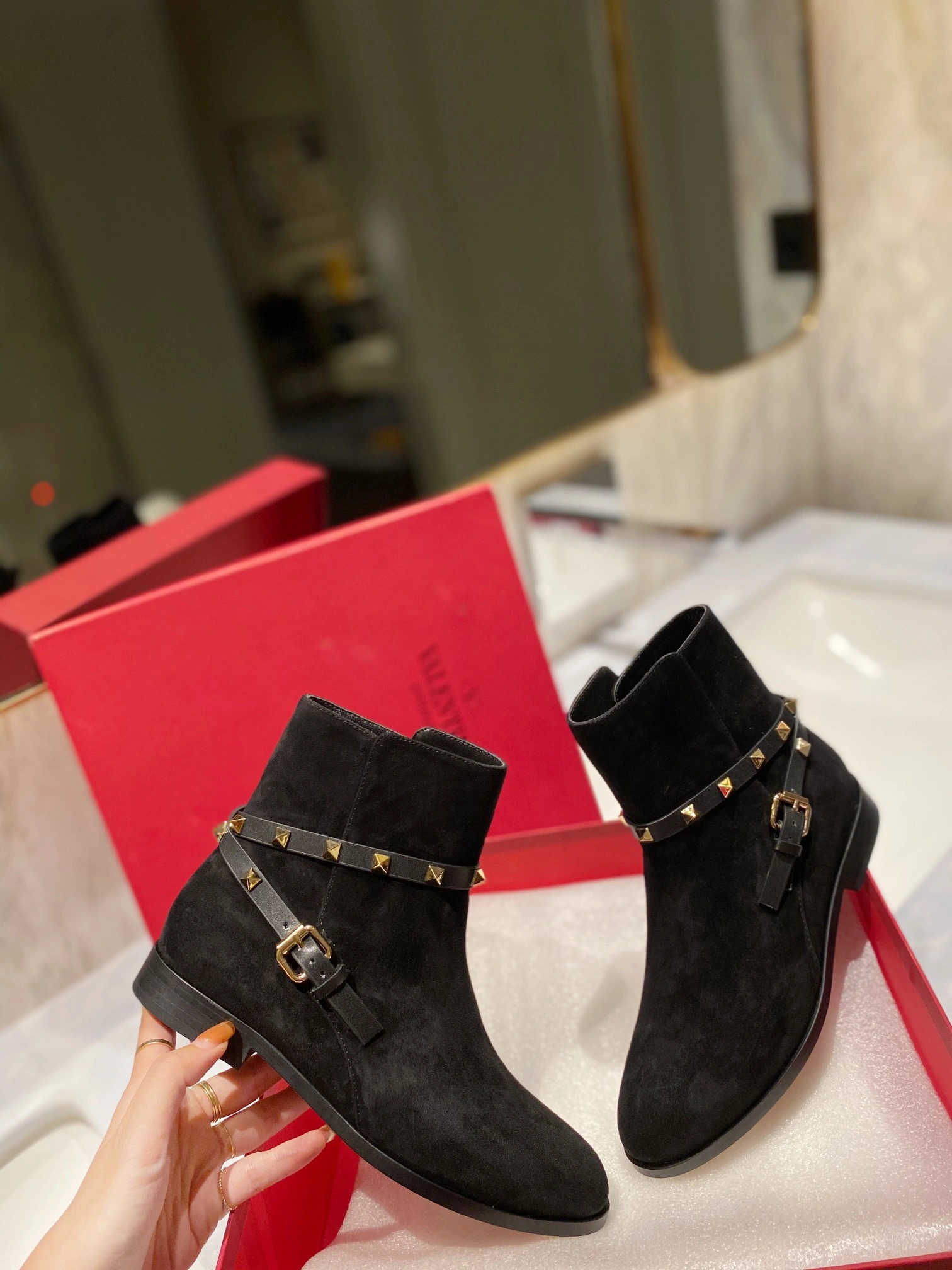 MultiPurpose Women 𝑉*𝐴𝐿𝐸𝑁𝑇𝐼𝑁𝑂 Top Sneakers 7580