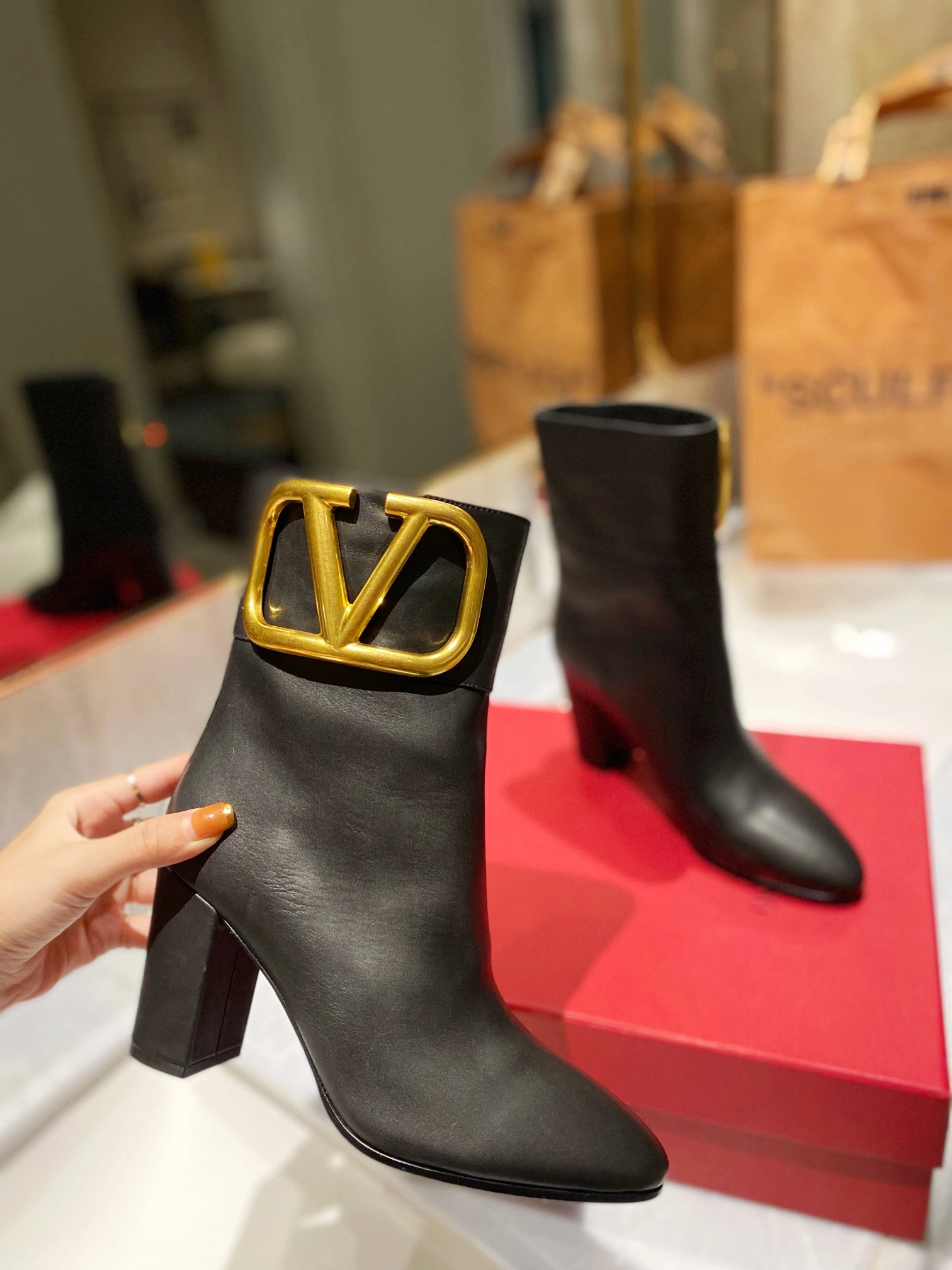 Resilient Women 𝑉*𝐴𝐿𝐸𝑁𝑇𝐼𝑁𝑂 Top Sneakers 7587