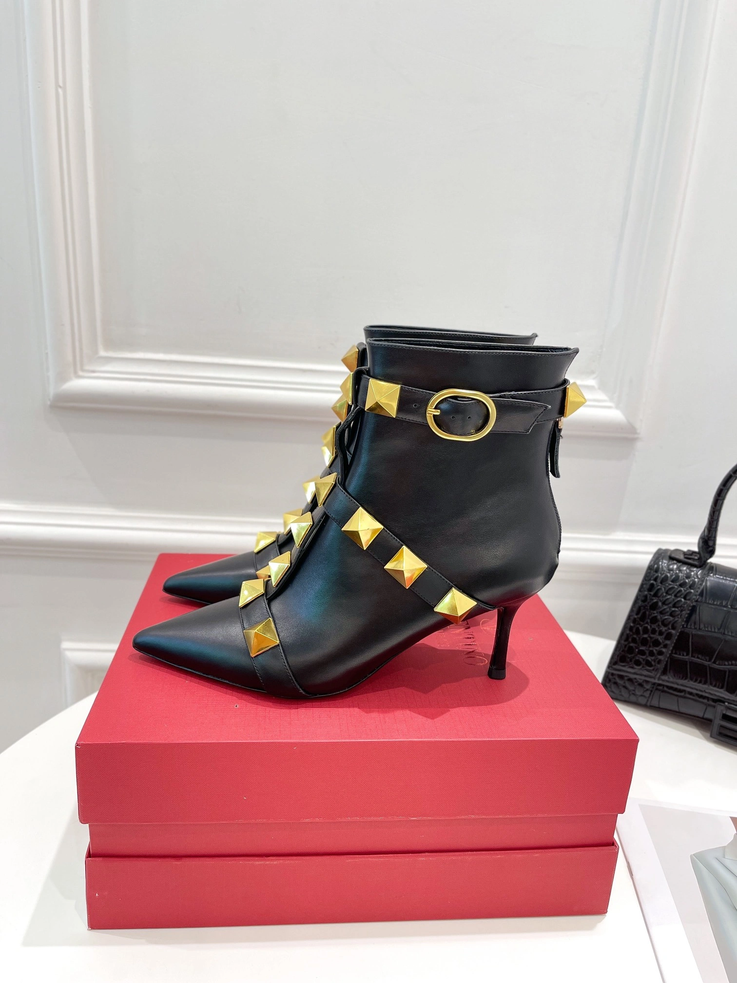 Neat Women 𝑉*𝐴𝐿𝐸𝑁𝑇𝐼𝑁𝑂 Top Sneakers 7574