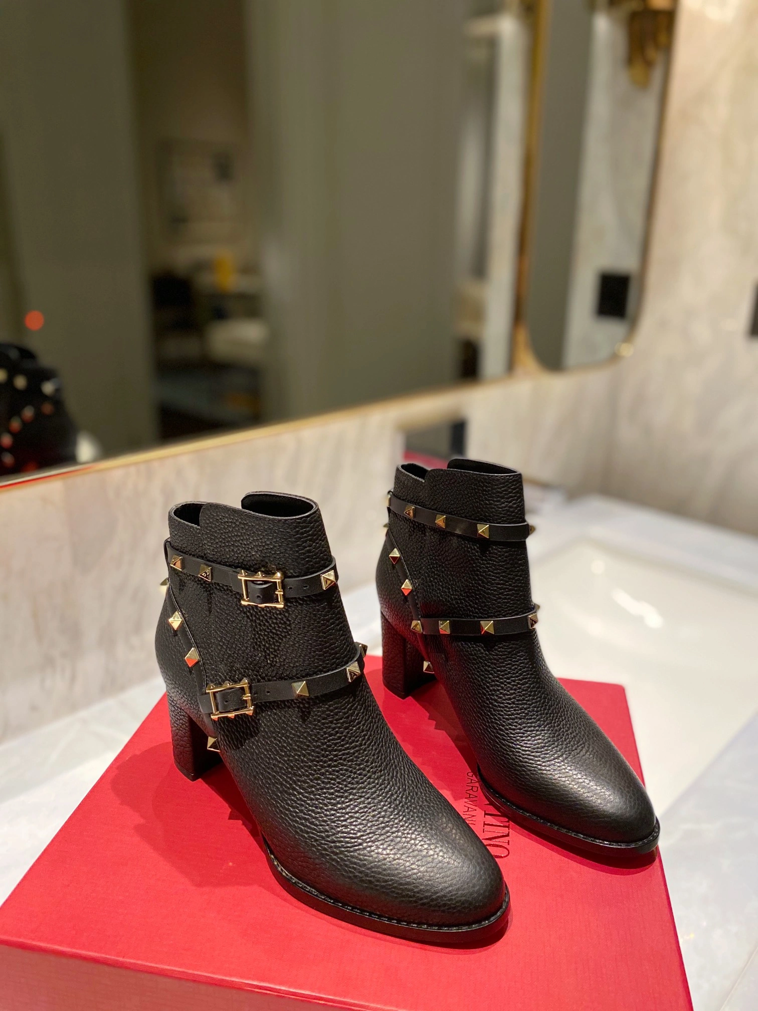 UrbanStyle Women 𝑉*𝐴𝐿𝐸𝑁𝑇𝐼𝑁𝑂 Top Sneakers 7581