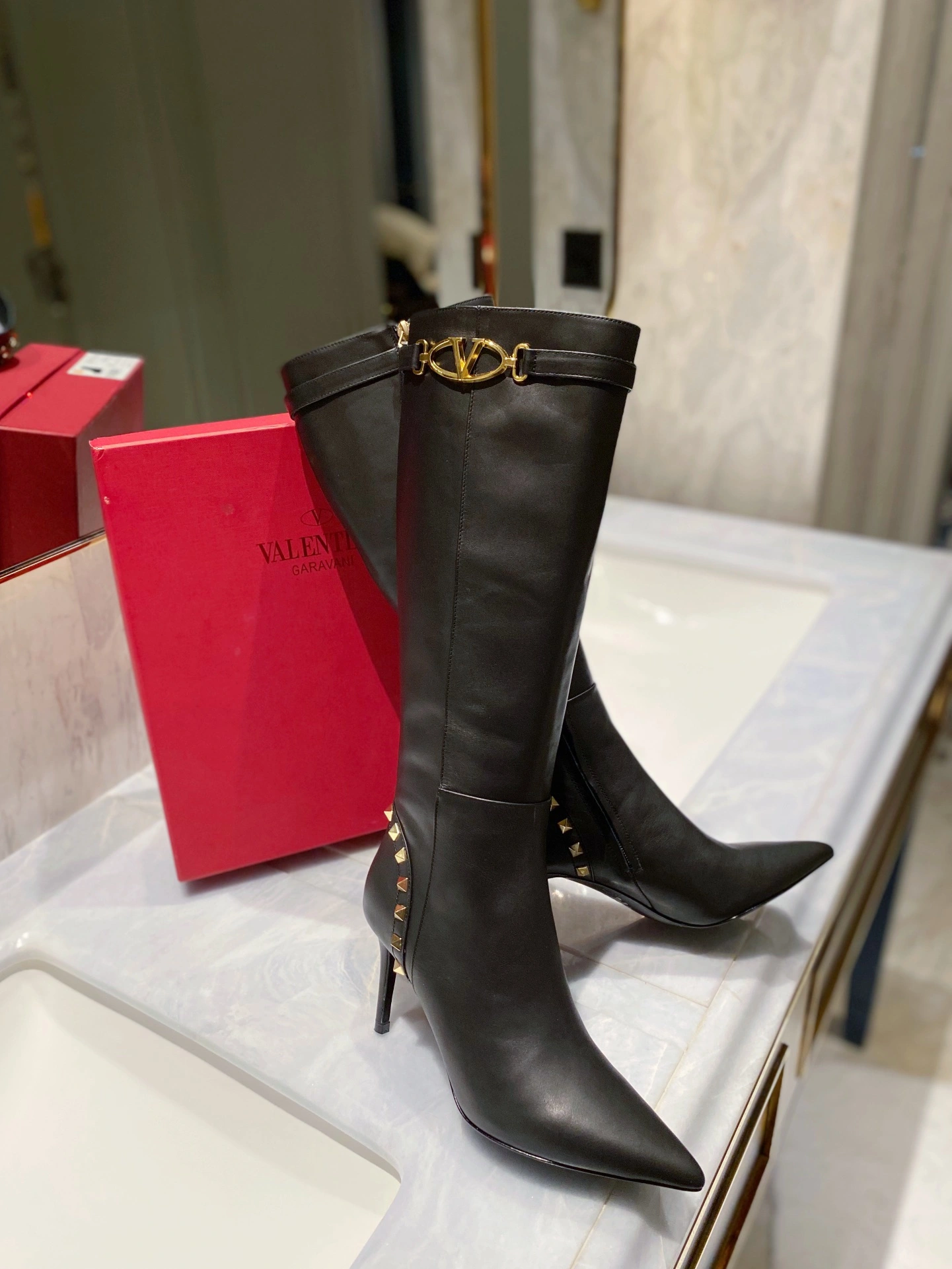FashionForward Women 𝑉*𝐴𝐿𝐸𝑁𝑇𝐼𝑁𝑂 Top Sneakers 7584
