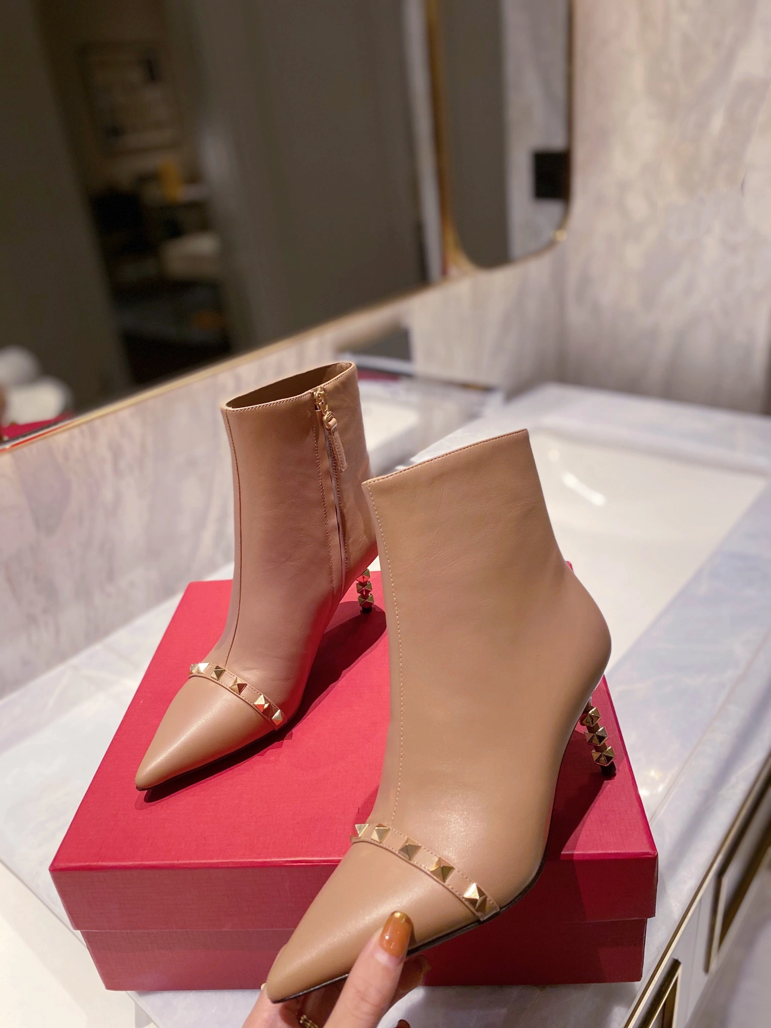 Women 𝑉*𝐴𝐿𝐸𝑁𝑇𝐼𝑁𝑂 Top Sneakers ZipUp 7585