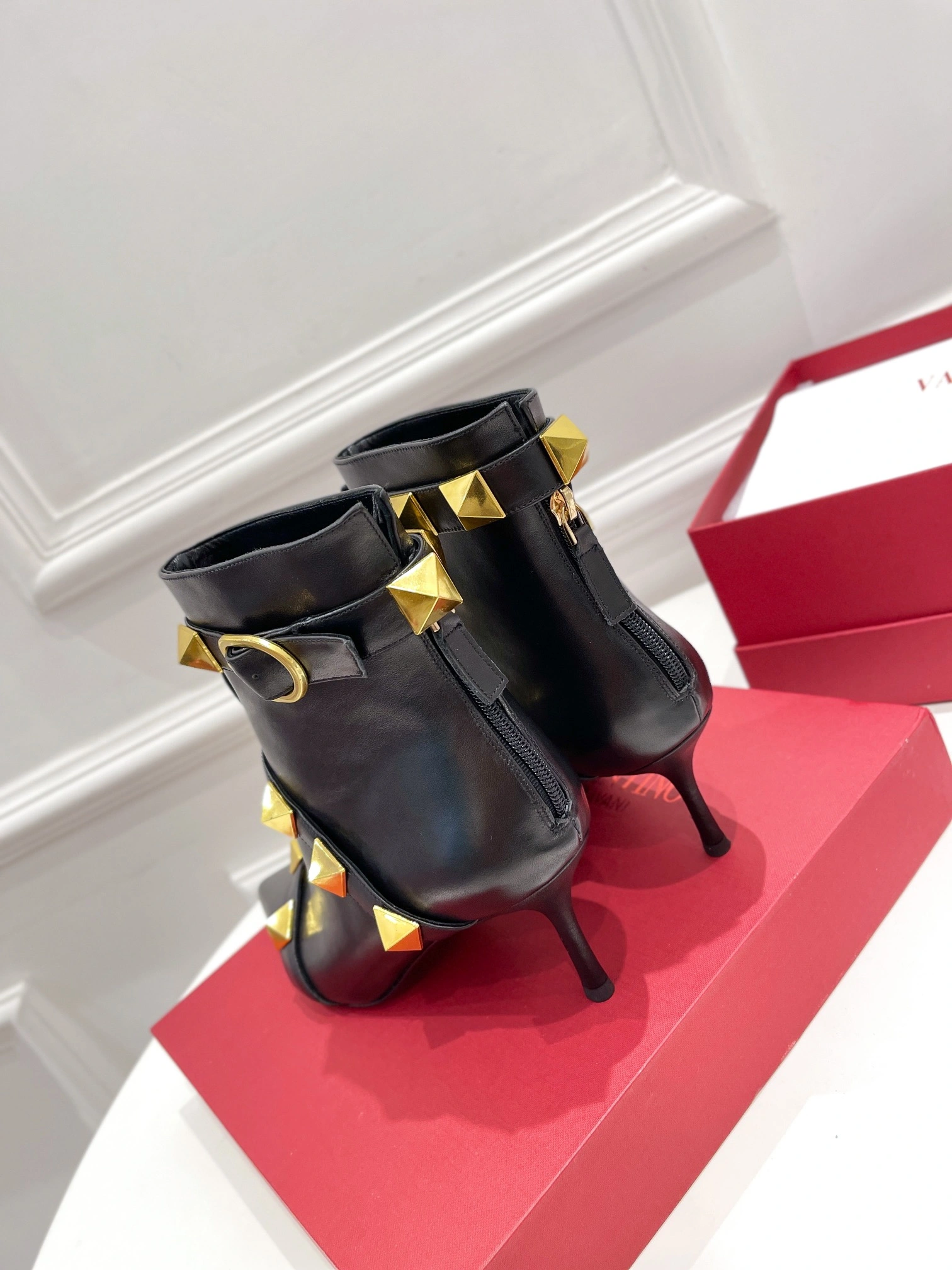 Neat Women 𝑉*𝐴𝐿𝐸𝑁𝑇𝐼𝑁𝑂 Top Sneakers 7574