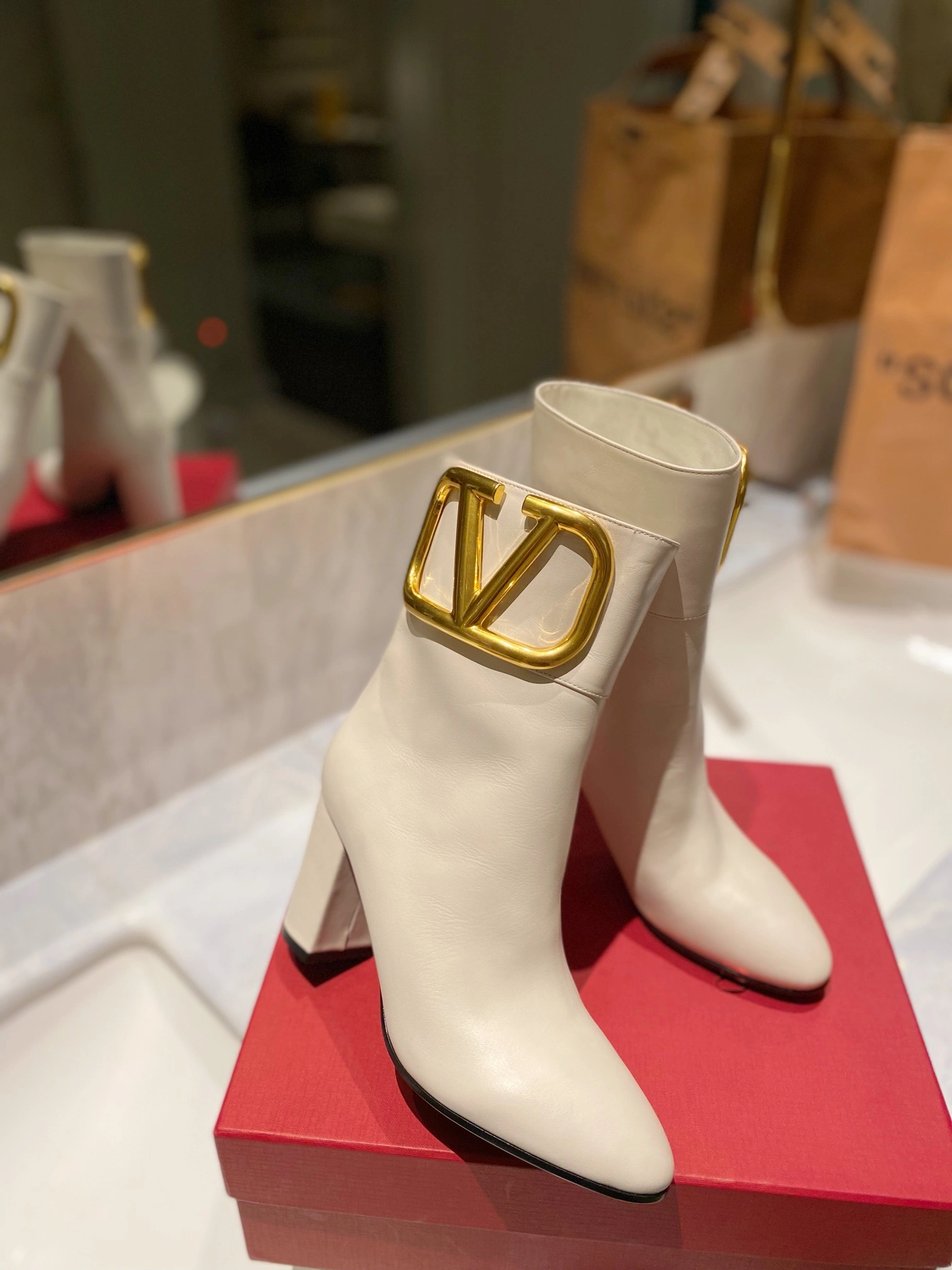 Resilient Women 𝑉*𝐴𝐿𝐸𝑁𝑇𝐼𝑁𝑂 Top Sneakers 7587