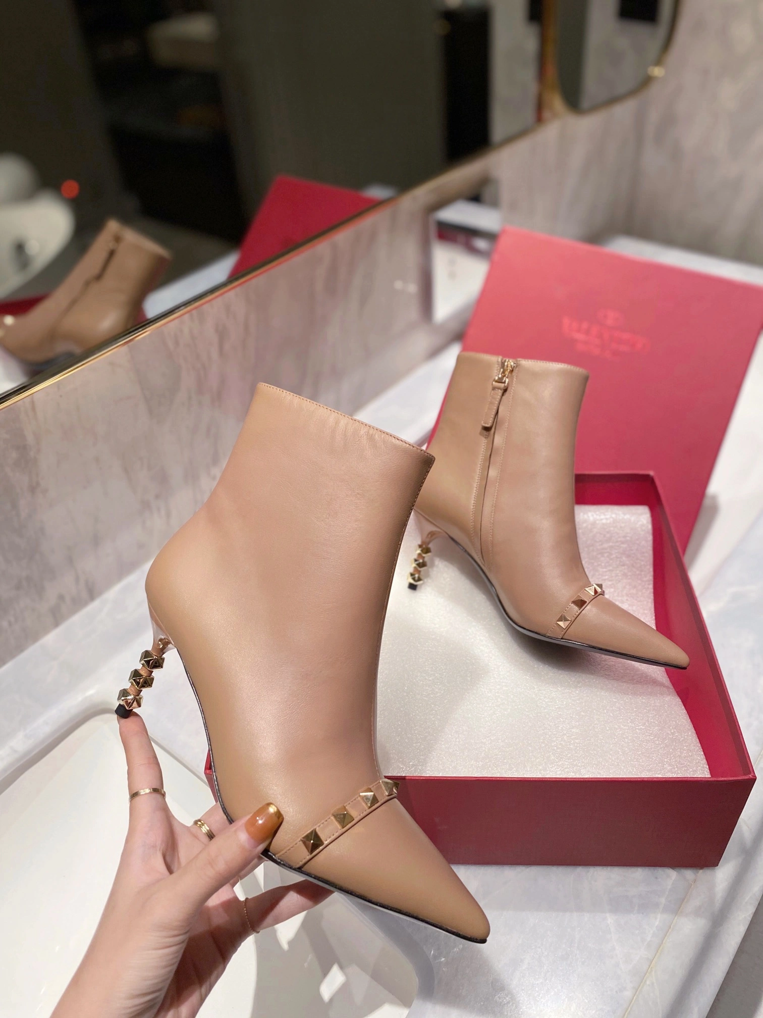 Women 𝑉*𝐴𝐿𝐸𝑁𝑇𝐼𝑁𝑂 Top Sneakers ZipUp 7585