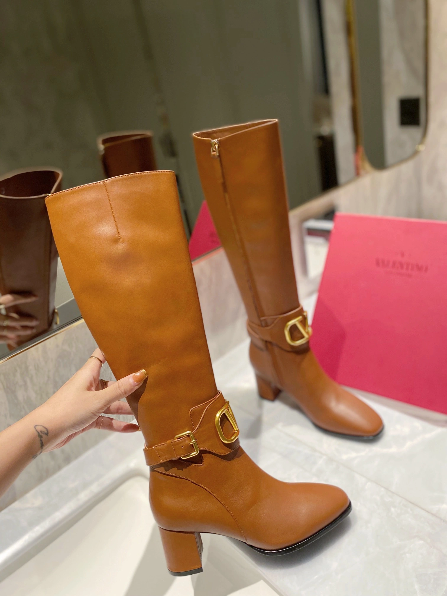 Youthful Women 𝑉*𝐴𝐿𝐸𝑁𝑇𝐼𝑁𝑂 Top Sneakers 7590