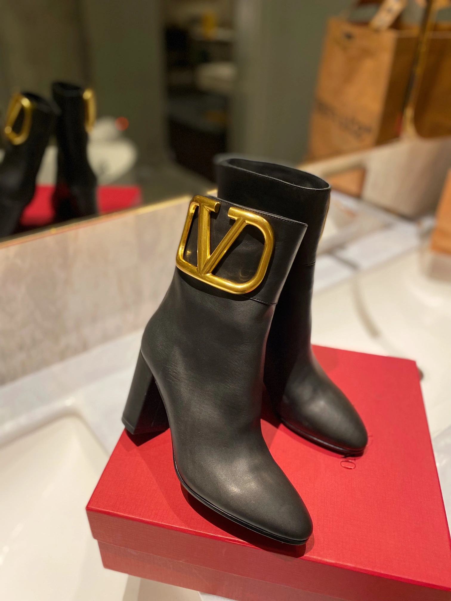 Resilient Women 𝑉*𝐴𝐿𝐸𝑁𝑇𝐼𝑁𝑂 Top Sneakers 7587