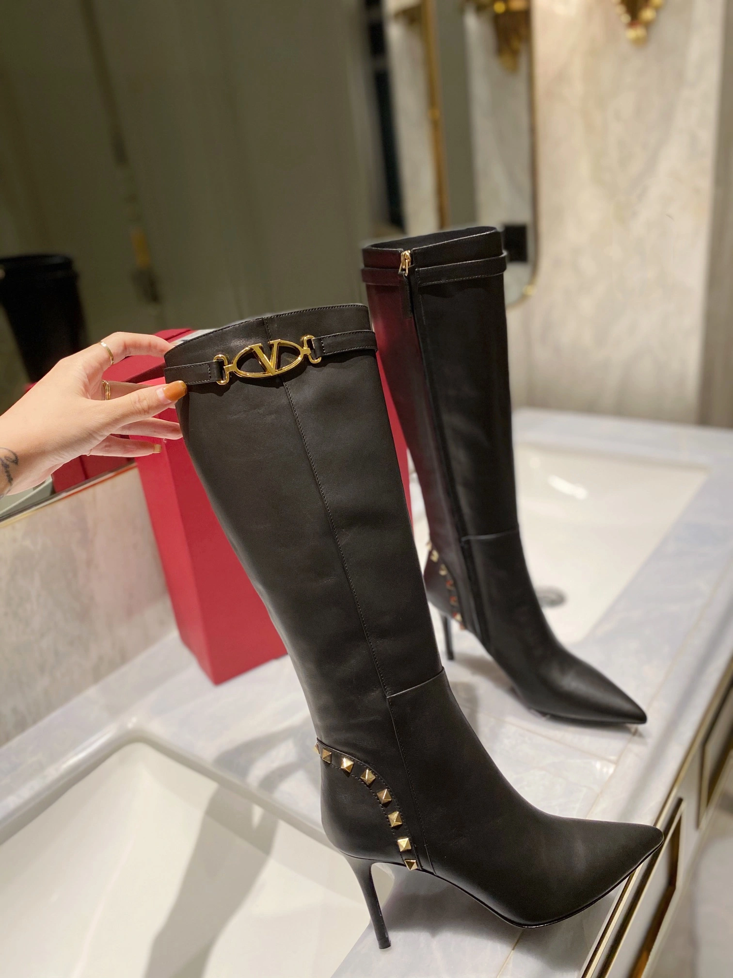 FashionForward Women 𝑉*𝐴𝐿𝐸𝑁𝑇𝐼𝑁𝑂 Top Sneakers 7584