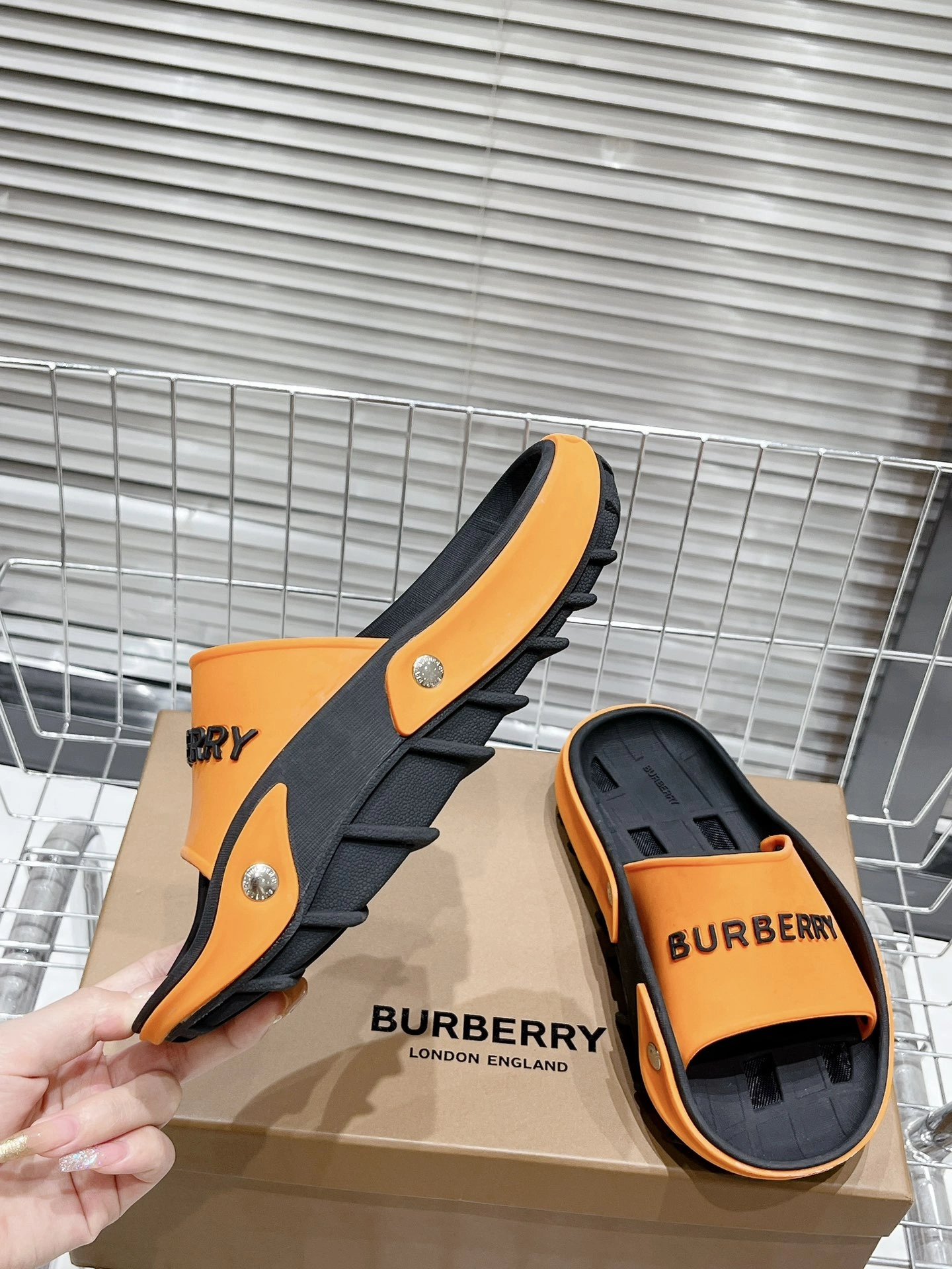 Women and Men B*urberry Top Slippers CL 20230820- FashionForward 6120