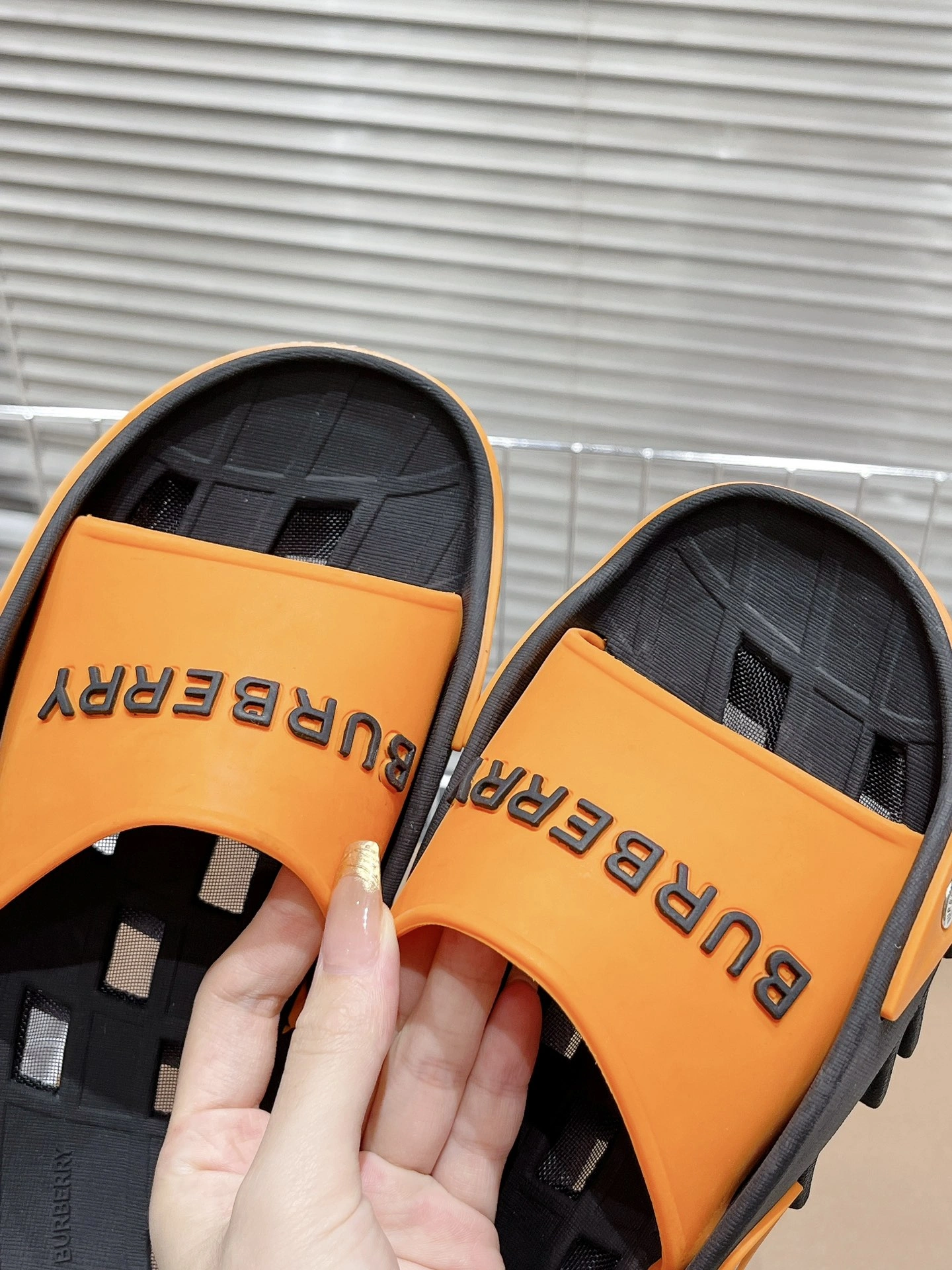 Women and Men B*urberry Top Slippers CL 20230820- FashionForward 6120