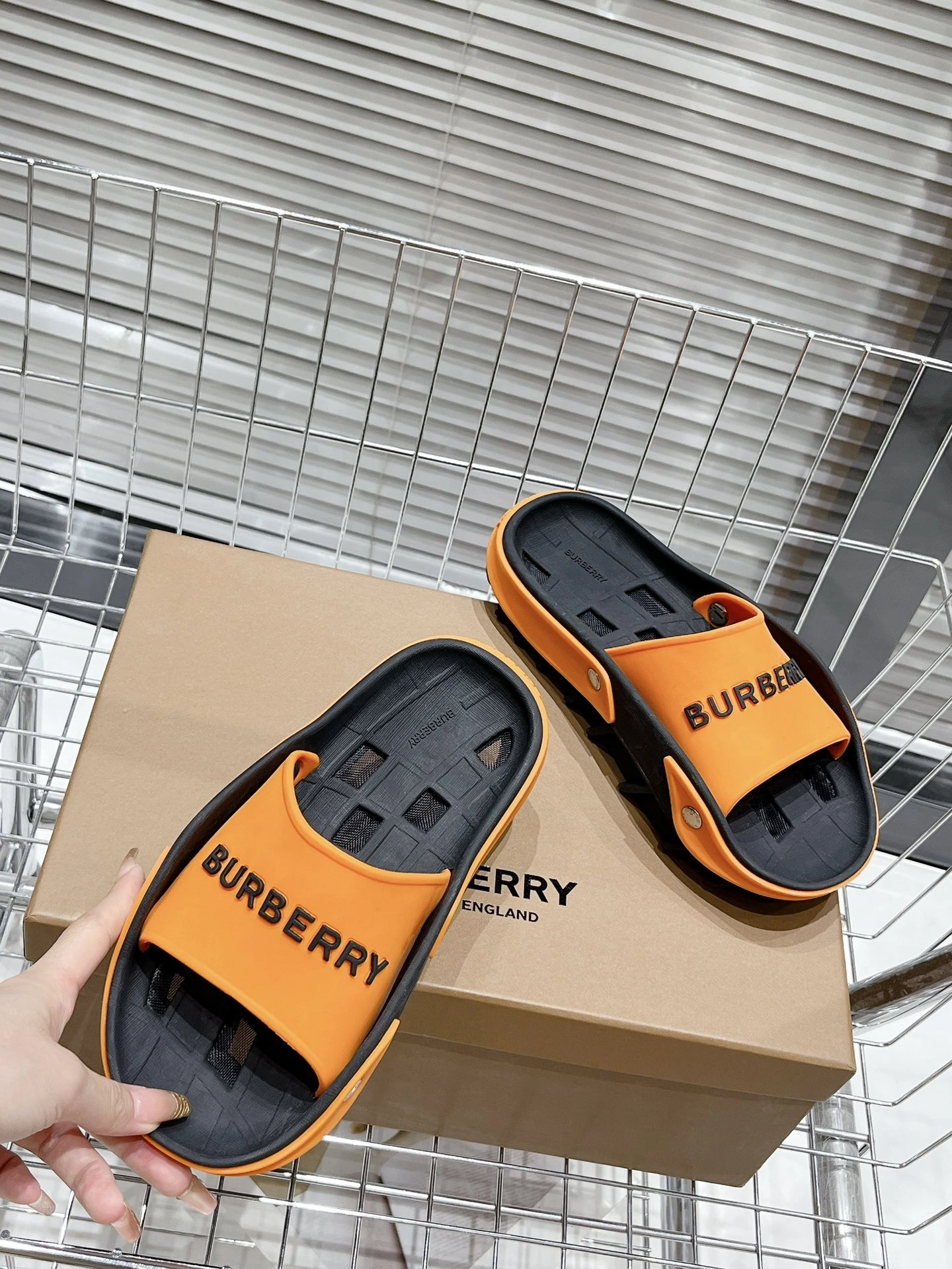 Women and Men B*urberry Top Slippers CL 20230820- FashionForward 6120