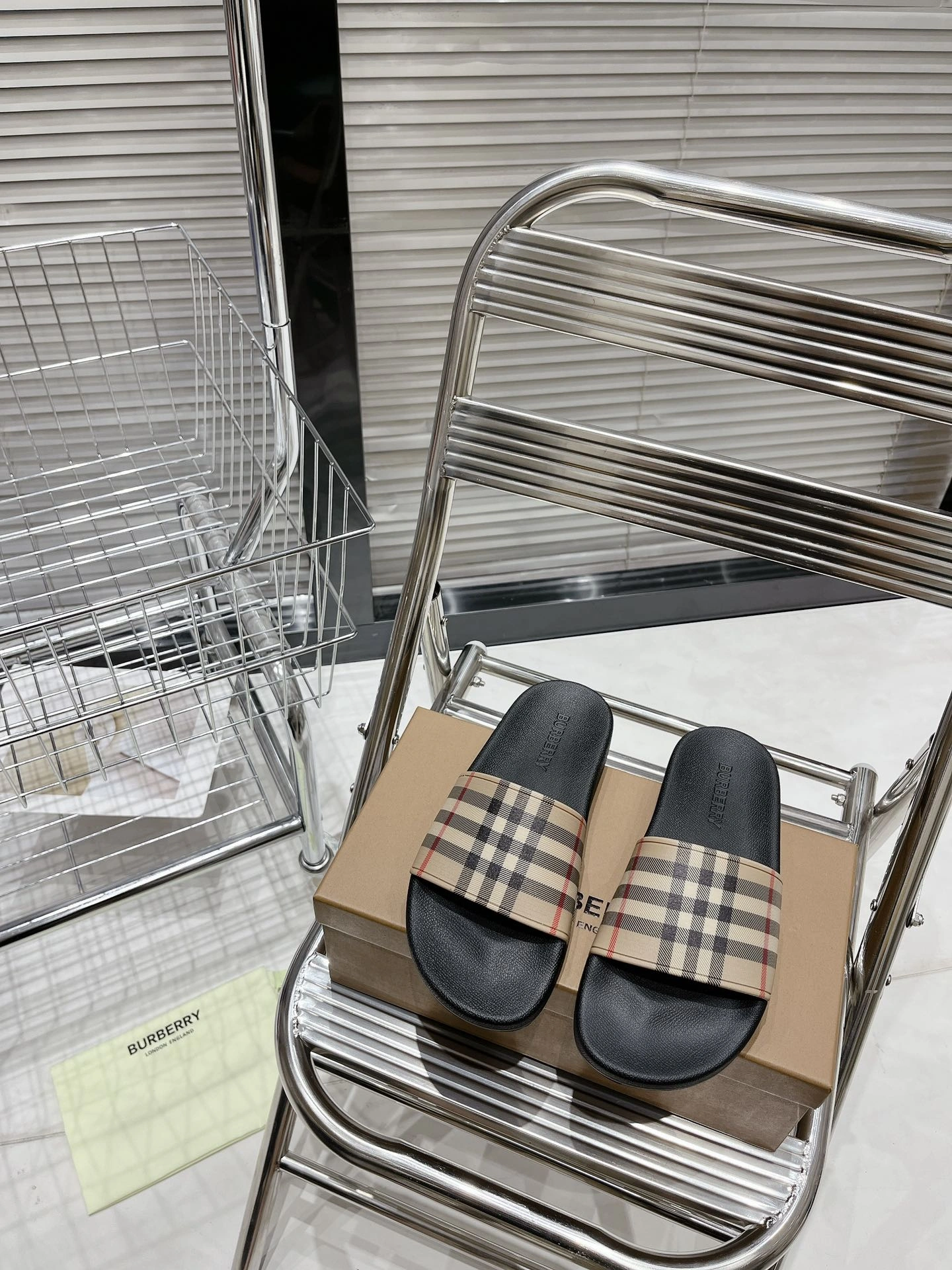 HighQuality Women and Men B*urberry Top Slippers CL 20230820- 6117