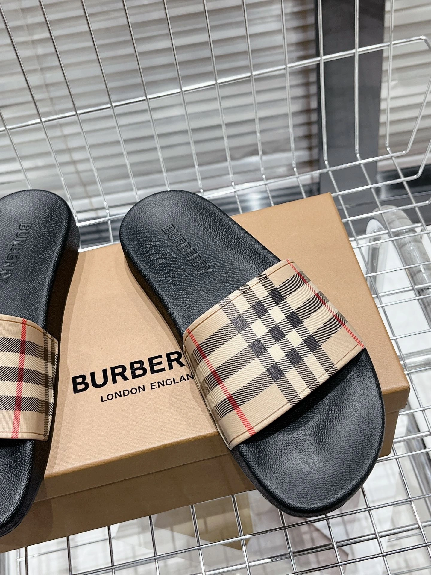 HighQuality Women and Men B*urberry Top Slippers CL 20230820- 6117