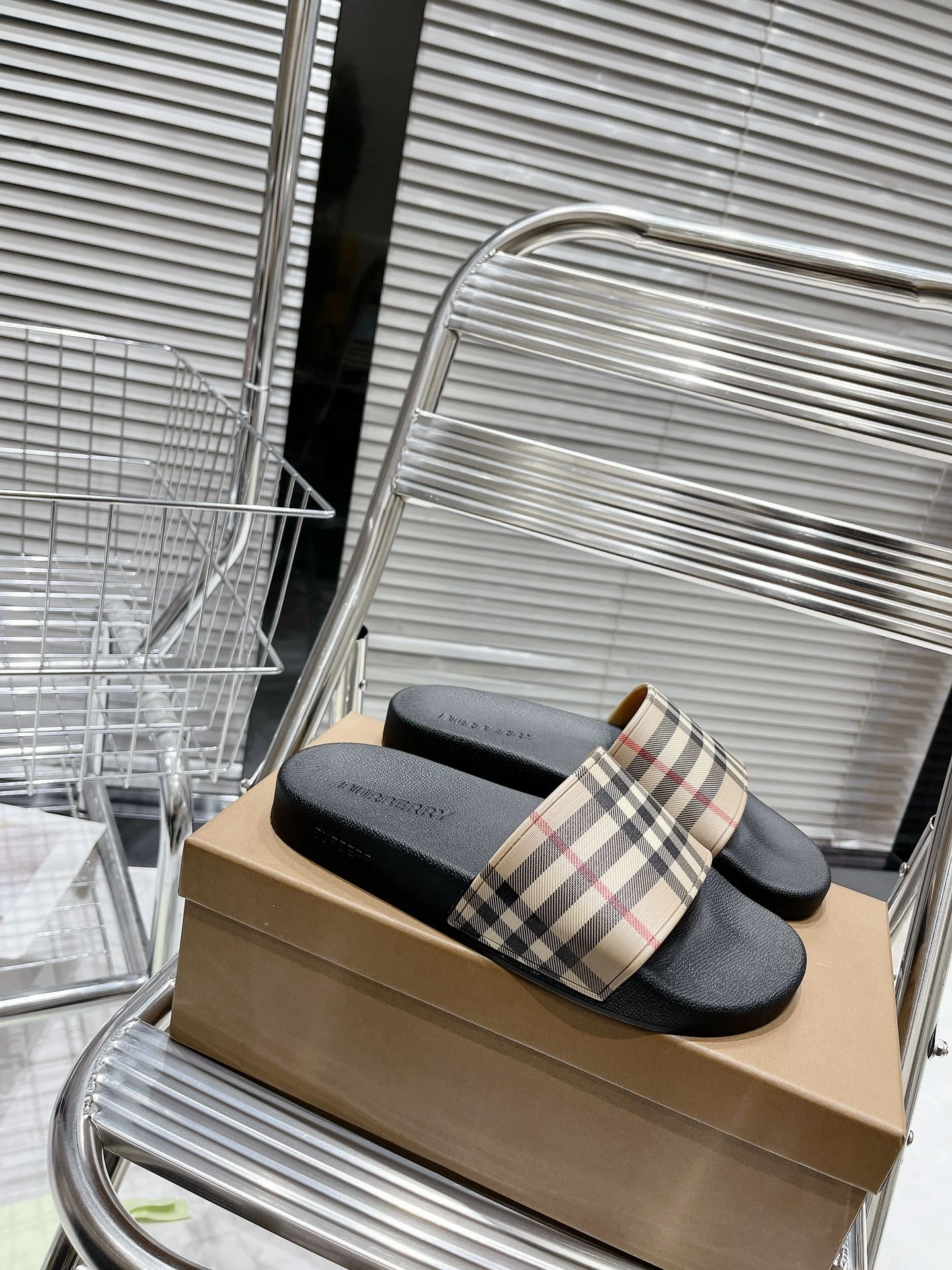 HighQuality Women and Men B*urberry Top Slippers CL 20230820- 6117