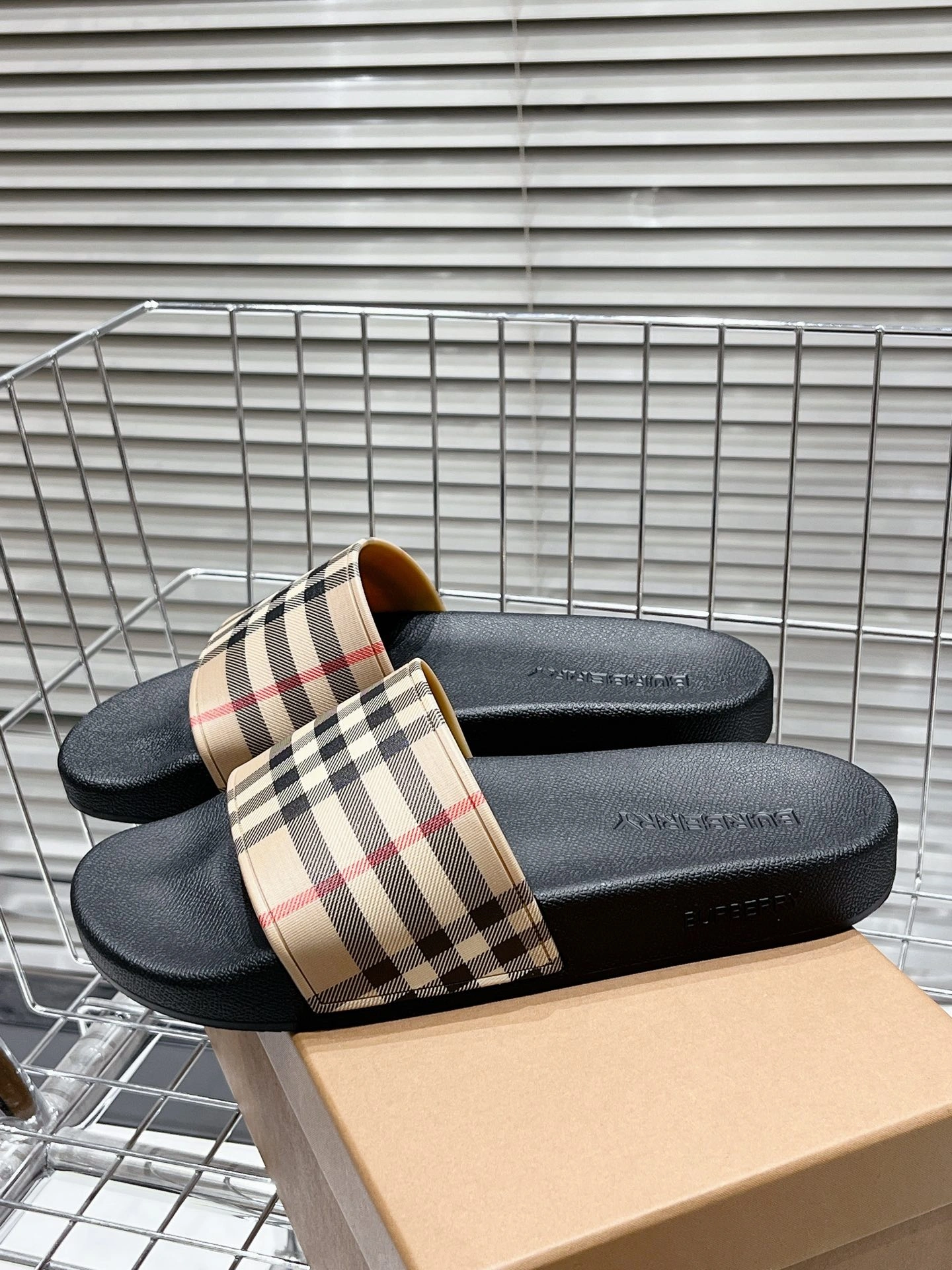 HighQuality Women and Men B*urberry Top Slippers CL 20230820- 6117
