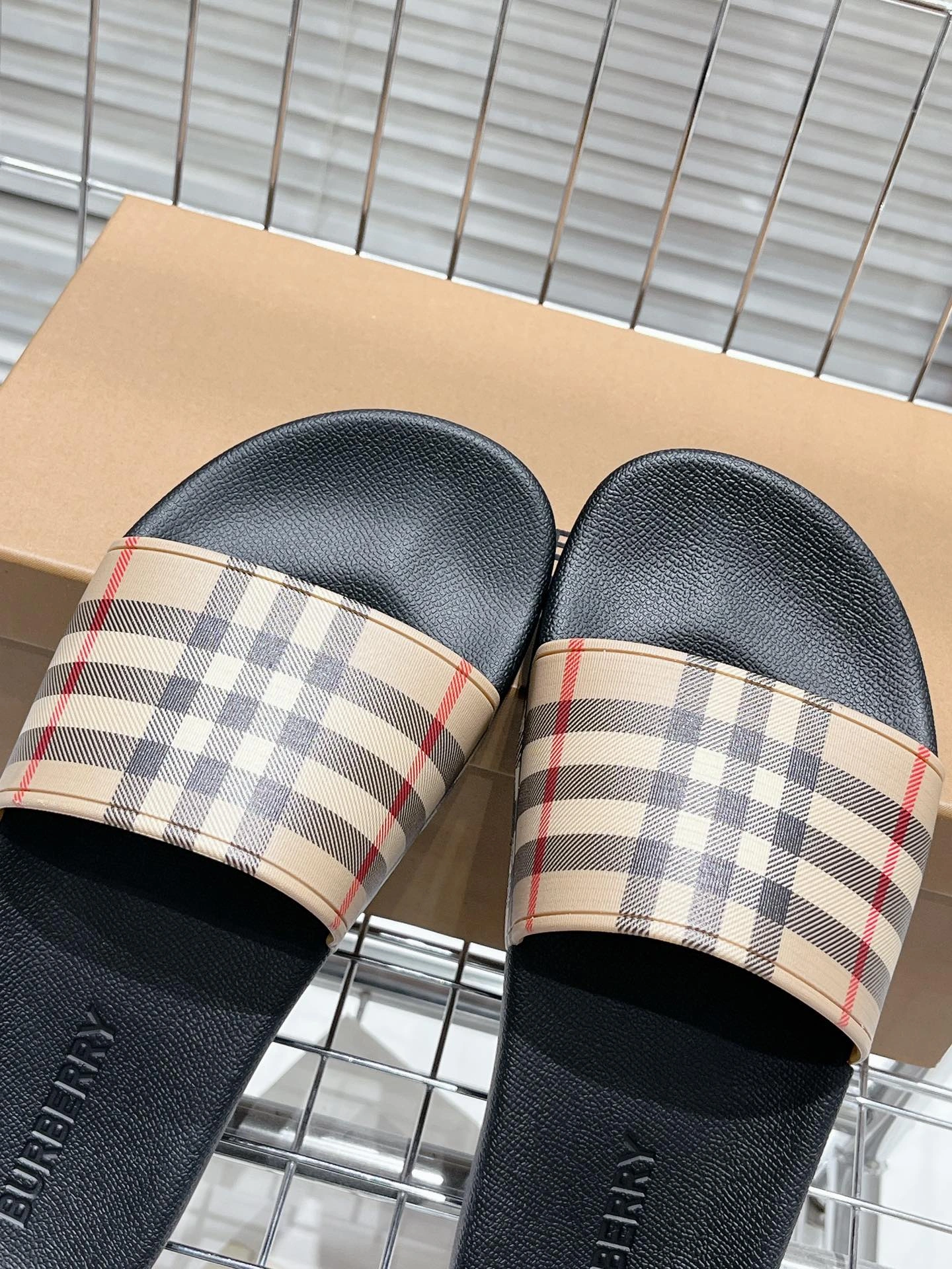 HighQuality Women and Men B*urberry Top Slippers CL 20230820- 6117
