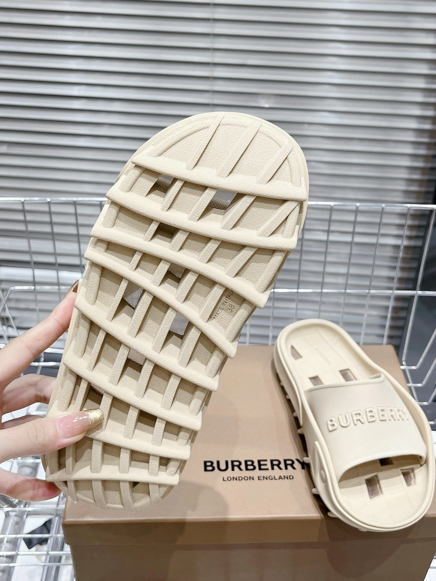 DailyWear Women and Men B*urberry Top Slippers CL 20230820- 6115