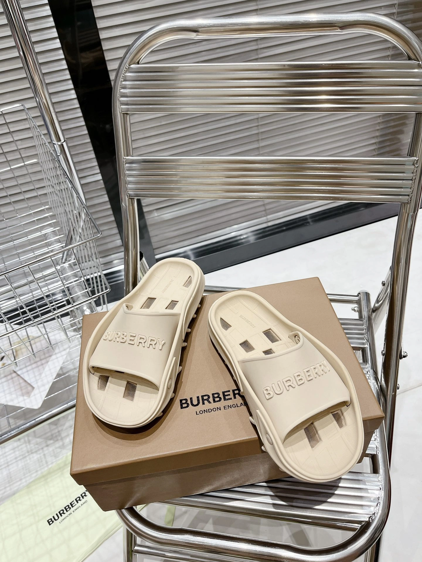 DailyWear Women and Men B*urberry Top Slippers CL 20230820- 6115
