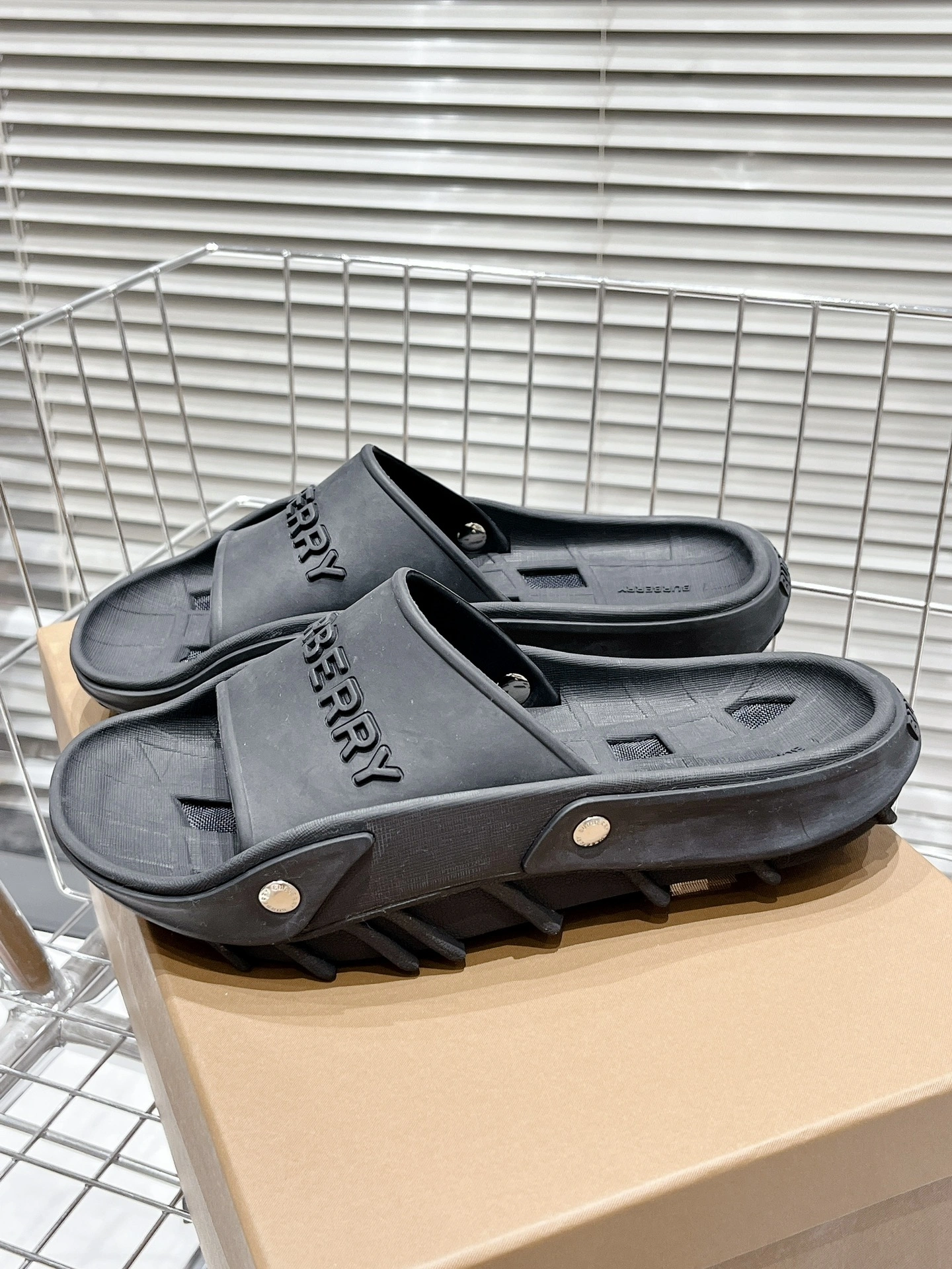 Efficient Women and Men B*urberry Top Slippers CL 20230820- 6114